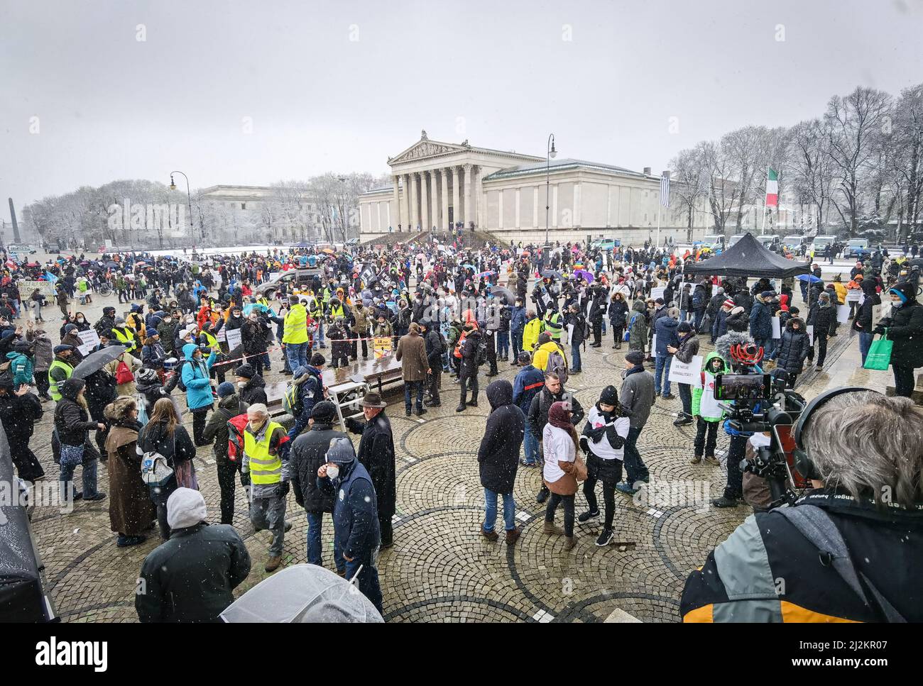 München, Bayern, Deutschland. 2. April 2022. Trotz der weitreichenden Lockerungen in den Anti-Corona-Vorschriften, einschließlich der Abschaffung der meisten Regeln und immer noch keiner Impfpflicht, organisierten die Corona-Rebellen in München einen großen Protest vor allem gegen Impfstoffe und Impfstoffmandate, die es nicht gibt. Die Grundlage für ihre Argumentation basierte größtenteils auf Verschwörungen, einschließlich medizinischer und genetischer Experimente an Menschen, der Neuen Weltordnung und Entvölkerung. Die Demos signalisieren, dass die Gruppe trotz der Lockerung der Maßnahmen bereit ist, sich mit einem beliebigen Keilthema gegen ihr Hauptthema zu drehen Stockfoto