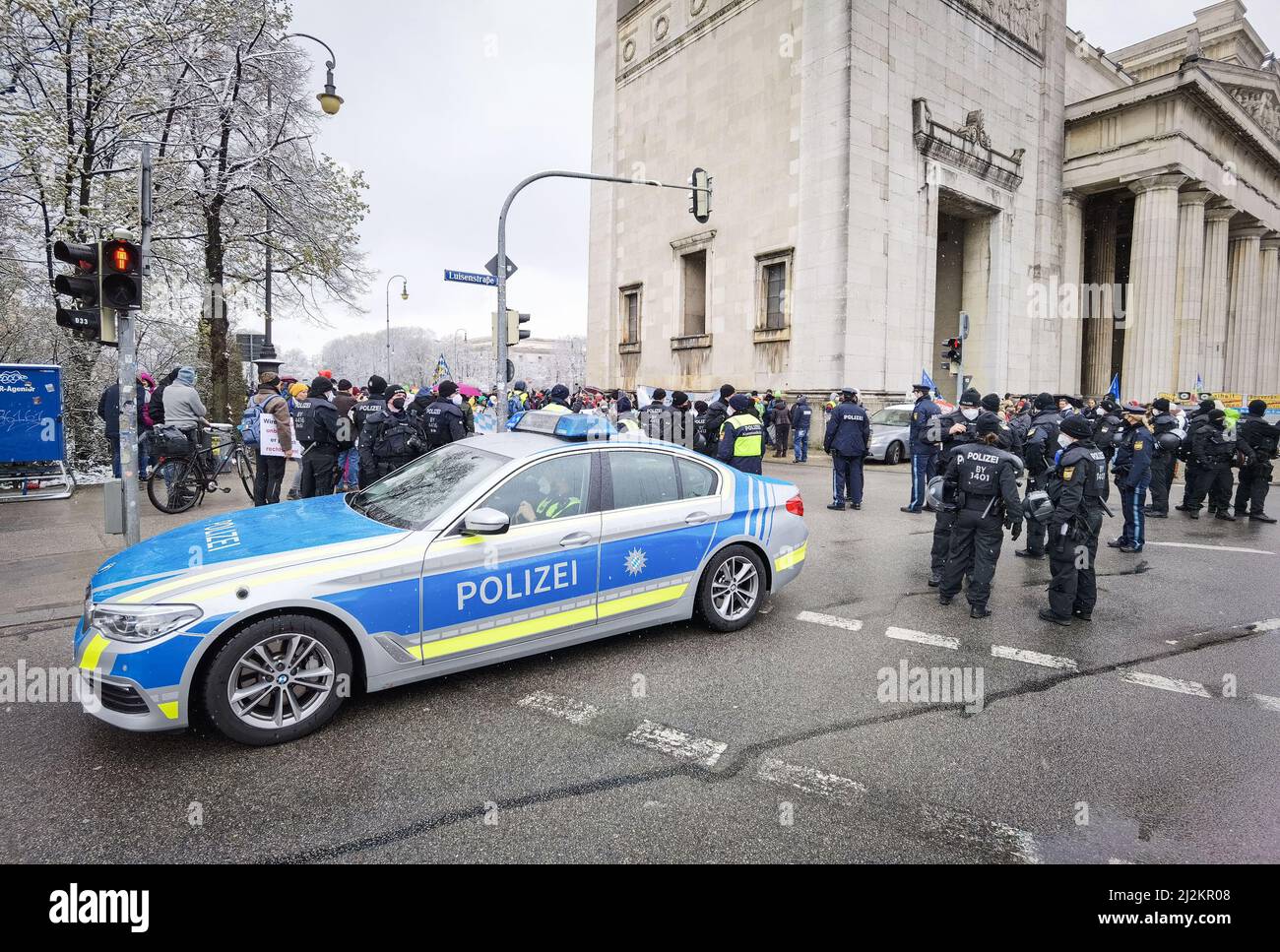 München, Bayern, Deutschland. 2. April 2022. Die Münchner Polizei behält bei einer Corona-Demo in München, Deutschland, Ordnung. Trotz der weitreichenden Lockerungen in den Anti-Corona-Vorschriften, einschließlich der Abschaffung der meisten Regeln und immer noch keiner Impfpflicht, organisierten die Corona-Rebellen in München einen großen Protest vor allem gegen Impfstoffe und Impfstoffmandate, die es nicht gibt. Die Grundlage für ihre Argumentation basierte größtenteils auf Verschwörungen, einschließlich medizinischer und genetischer Experimente an Menschen, der Neuen Weltordnung und Entvölkerung. Die Demos signalisieren, dass trotz der Lockerung der Maßnahmen, die gr Stockfoto
