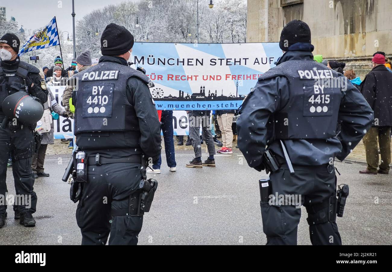 München, Bayern, Deutschland. 2. April 2022. Die Münchner Polizei behält bei einer Corona-Demo in München, Deutschland, Ordnung. Trotz der weitreichenden Lockerungen in den Anti-Corona-Vorschriften, einschließlich der Abschaffung der meisten Regeln und immer noch keiner Impfpflicht, organisierten die Corona-Rebellen in München einen großen Protest vor allem gegen Impfstoffe und Impfstoffmandate, die es nicht gibt. Die Grundlage für ihre Argumentation basierte größtenteils auf Verschwörungen, einschließlich medizinischer und genetischer Experimente an Menschen, der Neuen Weltordnung und Entvölkerung. Die Demos signalisieren, dass trotz der Lockerung der Maßnahmen, die gr Stockfoto