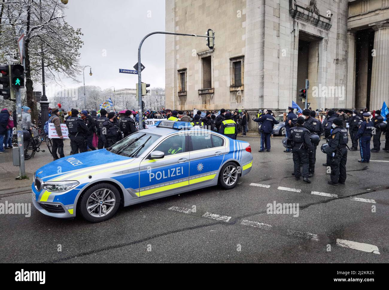 München, Bayern, Deutschland. 2. April 2022. Die Münchner Polizei behält bei einer Corona-Demo in München, Deutschland, Ordnung. Trotz der weitreichenden Lockerungen in den Anti-Corona-Vorschriften, einschließlich der Abschaffung der meisten Regeln und immer noch keiner Impfpflicht, organisierten die Corona-Rebellen in München einen großen Protest vor allem gegen Impfstoffe und Impfstoffmandate, die es nicht gibt. Die Grundlage für ihre Argumentation basierte größtenteils auf Verschwörungen, einschließlich medizinischer und genetischer Experimente an Menschen, der Neuen Weltordnung und Entvölkerung. Die Demos signalisieren, dass trotz der Lockerung der Maßnahmen, die gr Stockfoto