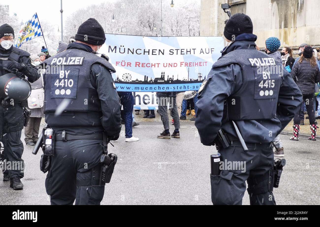 München, Bayern, Deutschland. 2. April 2022. Die Münchner Polizei behält bei einer Corona-Demo in München, Deutschland, Ordnung. Trotz der weitreichenden Lockerungen in den Anti-Corona-Vorschriften, einschließlich der Abschaffung der meisten Regeln und immer noch keiner Impfpflicht, organisierten die Corona-Rebellen in München einen großen Protest vor allem gegen Impfstoffe und Impfstoffmandate, die es nicht gibt. Die Grundlage für ihre Argumentation basierte größtenteils auf Verschwörungen, einschließlich medizinischer und genetischer Experimente an Menschen, der Neuen Weltordnung und Entvölkerung. Die Demos signalisieren, dass trotz der Lockerung der Maßnahmen, die gr Stockfoto