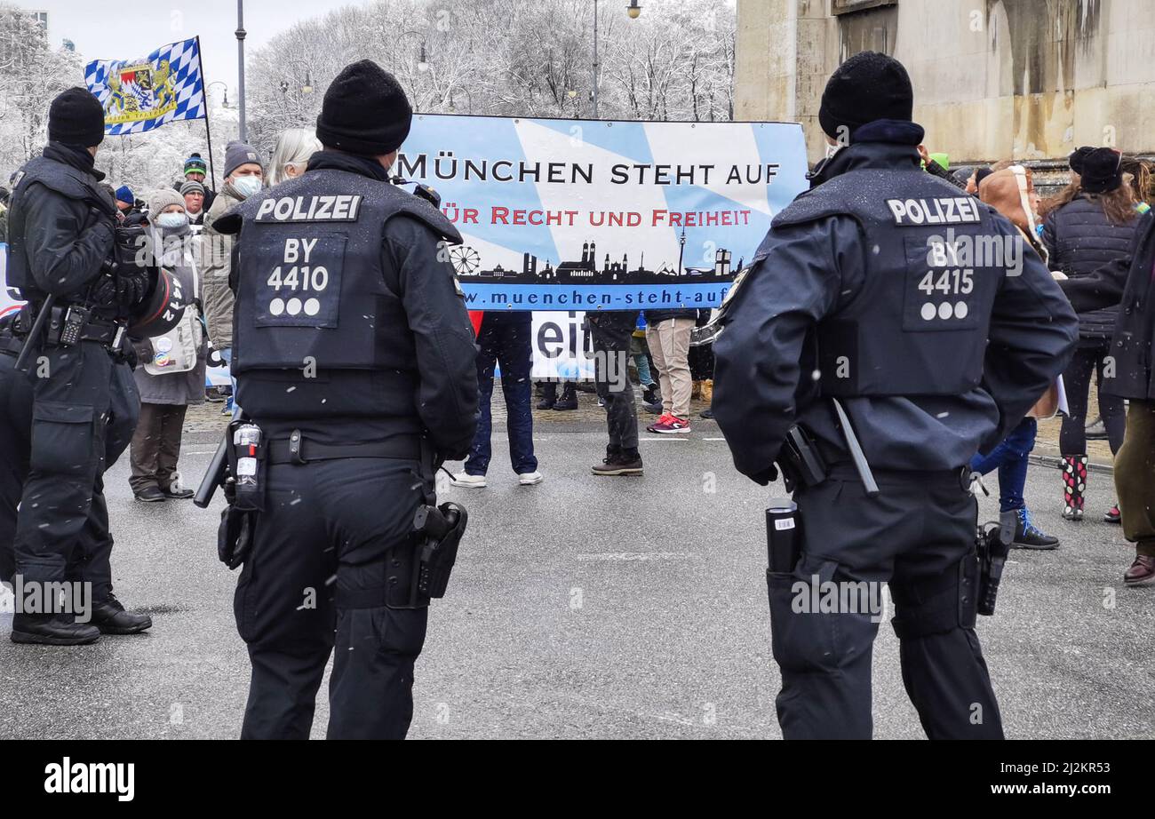 München, Bayern, Deutschland. 2. April 2022. Die Münchner Polizei behält bei einer Corona-Demo in München, Deutschland, Ordnung. Trotz der weitreichenden Lockerungen in den Anti-Corona-Vorschriften, einschließlich der Abschaffung der meisten Regeln und immer noch keiner Impfpflicht, organisierten die Corona-Rebellen in München einen großen Protest vor allem gegen Impfstoffe und Impfstoffmandate, die es nicht gibt. Die Grundlage für ihre Argumentation basierte größtenteils auf Verschwörungen, einschließlich medizinischer und genetischer Experimente an Menschen, der Neuen Weltordnung und Entvölkerung. Die Demos signalisieren, dass trotz der Lockerung der Maßnahmen, die gr Stockfoto