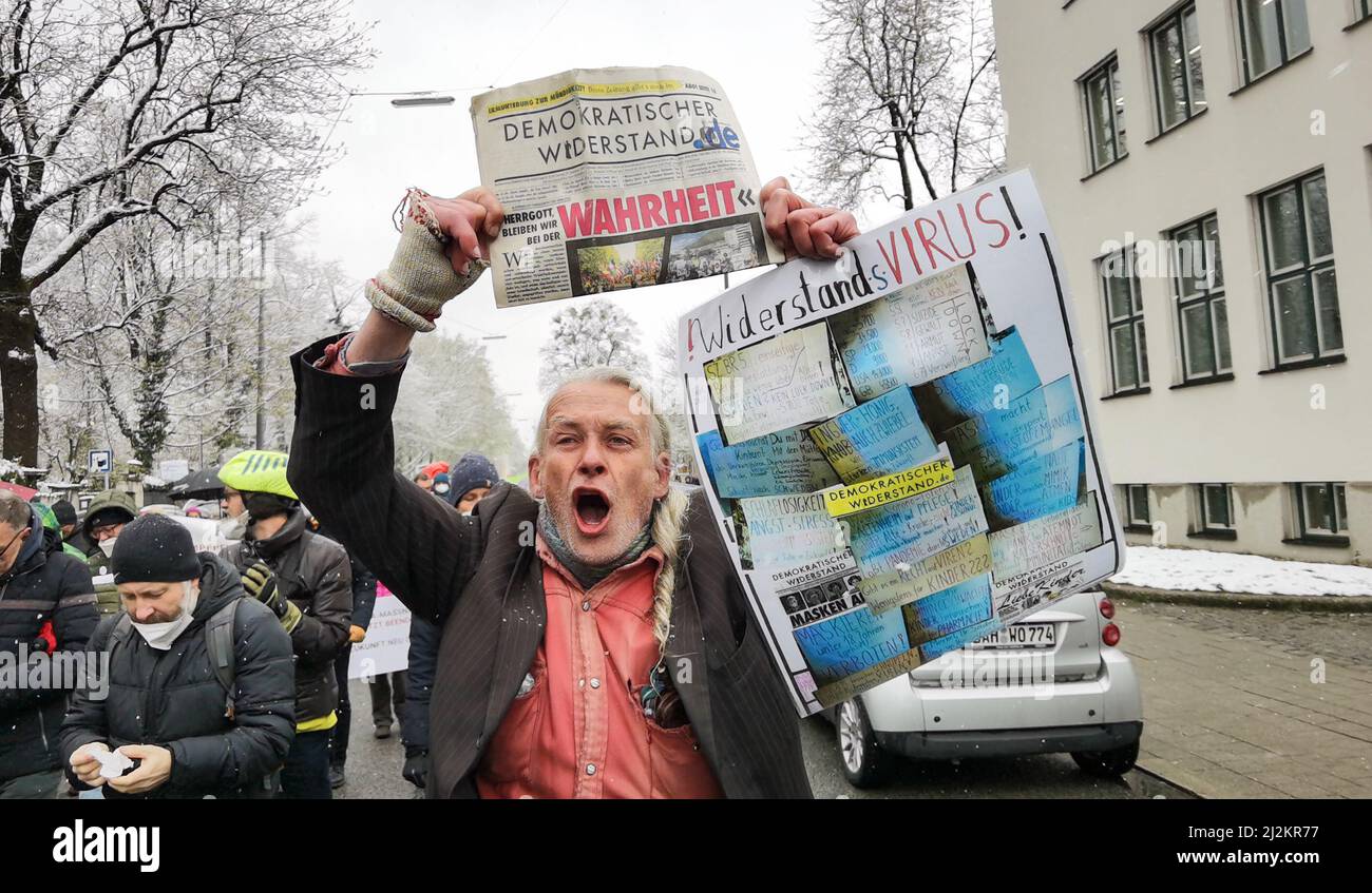 München, Bayern, Deutschland. 2. April 2022. Trotz der weitreichenden Lockerungen in den Anti-Corona-Vorschriften, einschließlich der Abschaffung der meisten Regeln und immer noch keiner Impfpflicht, organisierten die Corona-Rebellen in München einen großen Protest vor allem gegen Impfstoffe und Impfstoffmandate, die es nicht gibt. Die Grundlage für ihre Argumentation basierte größtenteils auf Verschwörungen, einschließlich medizinischer und genetischer Experimente an Menschen, der Neuen Weltordnung und Entvölkerung. Die Demos signalisieren, dass die Gruppe trotz der Lockerung der Maßnahmen bereit ist, sich mit einem beliebigen Keilthema gegen ihr Hauptthema zu drehen Stockfoto