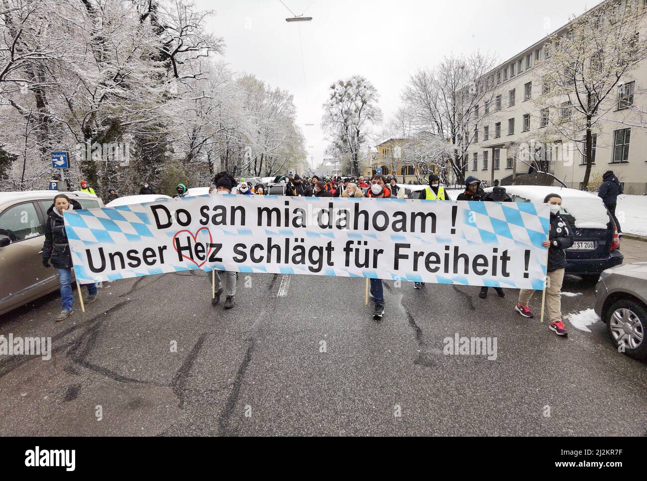 München, Bayern, Deutschland. 2. April 2022. Trotz der weitreichenden Lockerungen in den Anti-Corona-Vorschriften, einschließlich der Abschaffung der meisten Regeln und immer noch keiner Impfpflicht, organisierten die Corona-Rebellen in München einen großen Protest vor allem gegen Impfstoffe und Impfstoffmandate, die es nicht gibt. Die Grundlage für ihre Argumentation basierte größtenteils auf Verschwörungen, einschließlich medizinischer und genetischer Experimente an Menschen, der Neuen Weltordnung und Entvölkerung. Die Demos signalisieren, dass die Gruppe trotz der Lockerung der Maßnahmen bereit ist, sich mit einem beliebigen Keilthema gegen ihr Hauptthema zu drehen Stockfoto