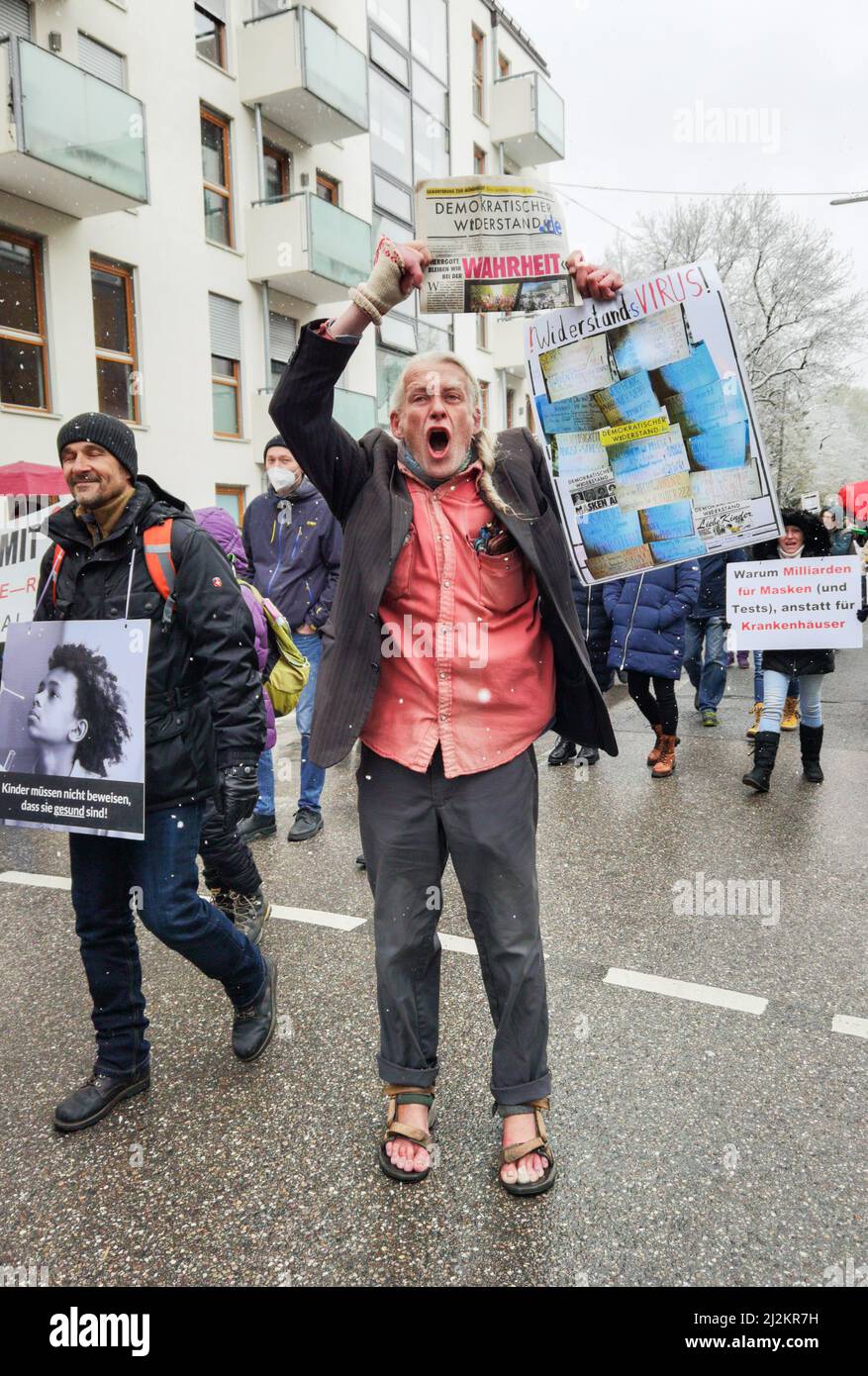 München, Bayern, Deutschland. 2. April 2022. Trotz der weitreichenden Lockerungen in den Anti-Corona-Vorschriften, einschließlich der Abschaffung der meisten Regeln und immer noch keiner Impfpflicht, organisierten die Corona-Rebellen in München einen großen Protest vor allem gegen Impfstoffe und Impfstoffmandate, die es nicht gibt. Die Grundlage für ihre Argumentation basierte größtenteils auf Verschwörungen, einschließlich medizinischer und genetischer Experimente an Menschen, der Neuen Weltordnung und Entvölkerung. Die Demos signalisieren, dass die Gruppe trotz der Lockerung der Maßnahmen bereit ist, sich mit einem beliebigen Keilthema gegen ihr Hauptthema zu drehen Stockfoto