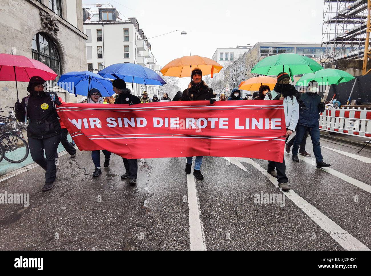 München, Bayern, Deutschland. 2. April 2022. Trotz der weitreichenden Lockerungen in den Anti-Corona-Vorschriften, einschließlich der Abschaffung der meisten Regeln und immer noch keiner Impfpflicht, organisierten die Corona-Rebellen in München einen großen Protest vor allem gegen Impfstoffe und Impfstoffmandate, die es nicht gibt. Die Grundlage für ihre Argumentation basierte größtenteils auf Verschwörungen, einschließlich medizinischer und genetischer Experimente an Menschen, der Neuen Weltordnung und Entvölkerung. Die Demos signalisieren, dass die Gruppe trotz der Lockerung der Maßnahmen bereit ist, sich mit einem beliebigen Keilthema gegen ihr Hauptthema zu drehen Stockfoto