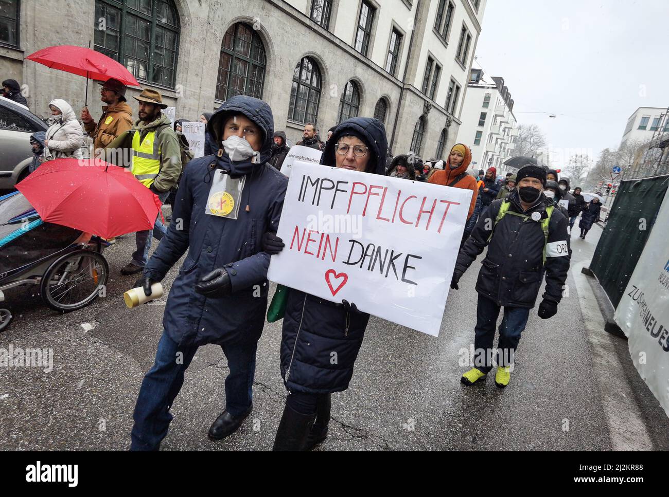 München, Bayern, Deutschland. 2. April 2022. Trotz der weitreichenden Lockerungen in den Anti-Corona-Vorschriften, einschließlich der Abschaffung der meisten Regeln und immer noch keiner Impfpflicht, organisierten die Corona-Rebellen in München einen großen Protest vor allem gegen Impfstoffe und Impfstoffmandate, die es nicht gibt. Die Grundlage für ihre Argumentation basierte größtenteils auf Verschwörungen, einschließlich medizinischer und genetischer Experimente an Menschen, der Neuen Weltordnung und Entvölkerung. Die Demos signalisieren, dass die Gruppe trotz der Lockerung der Maßnahmen bereit ist, sich mit einem beliebigen Keilthema gegen ihr Hauptthema zu drehen Stockfoto