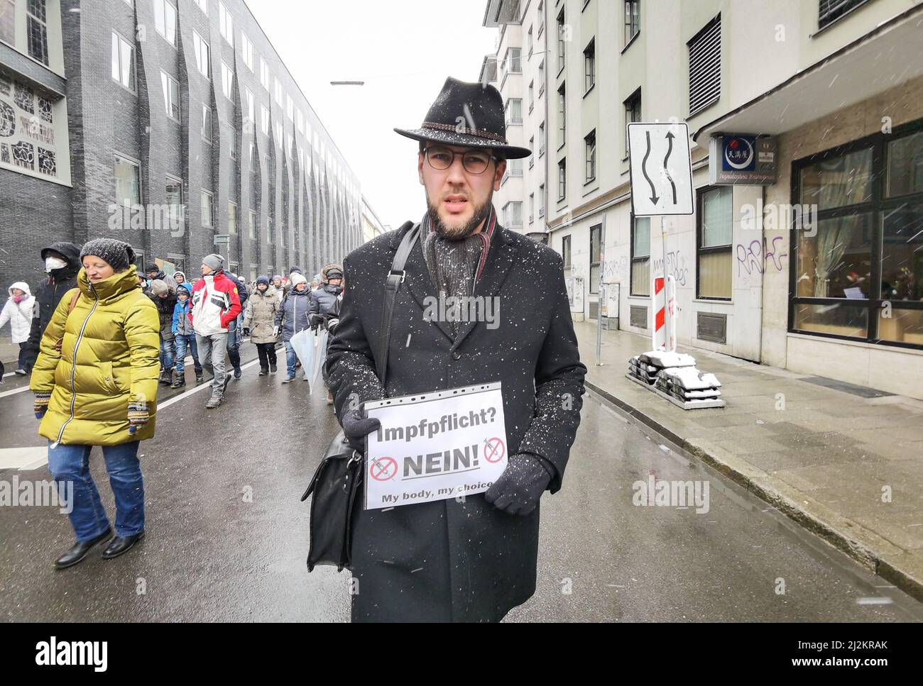 München, Bayern, Deutschland. 2. April 2022. Trotz der weitreichenden Lockerungen in den Anti-Corona-Vorschriften, einschließlich der Abschaffung der meisten Regeln und immer noch keiner Impfpflicht, organisierten die Corona-Rebellen in München einen großen Protest vor allem gegen Impfstoffe und Impfstoffmandate, die es nicht gibt. Die Grundlage für ihre Argumentation basierte größtenteils auf Verschwörungen, einschließlich medizinischer und genetischer Experimente an Menschen, der Neuen Weltordnung und Entvölkerung. Die Demos signalisieren, dass die Gruppe trotz der Lockerung der Maßnahmen bereit ist, sich mit einem beliebigen Keilthema gegen ihr Hauptthema zu drehen Stockfoto