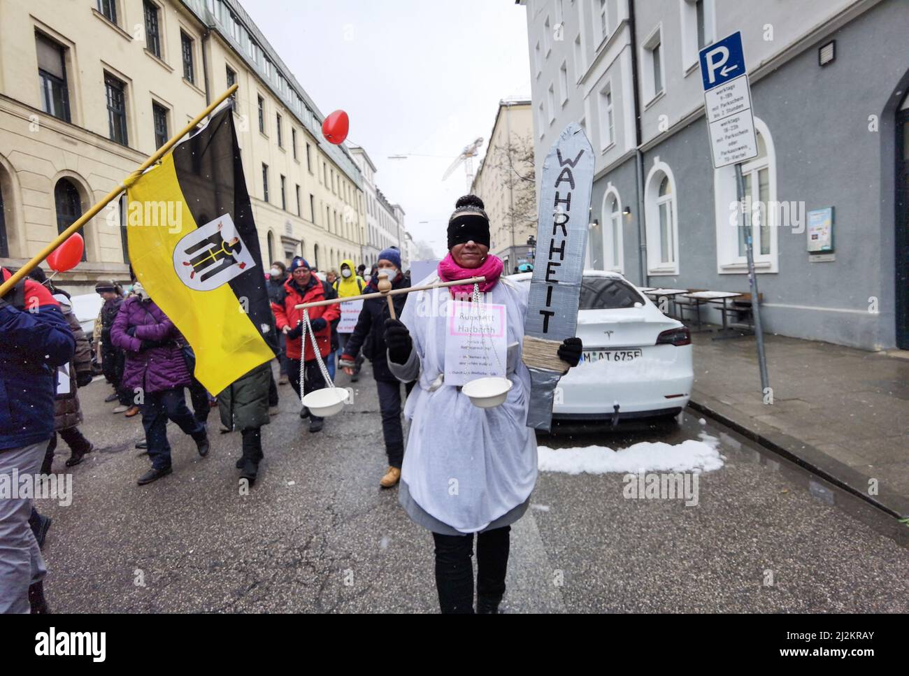 München, Bayern, Deutschland. 2. April 2022. Trotz der weitreichenden Lockerungen in den Anti-Corona-Vorschriften, einschließlich der Abschaffung der meisten Regeln und immer noch keiner Impfpflicht, organisierten die Corona-Rebellen in München einen großen Protest vor allem gegen Impfstoffe und Impfstoffmandate, die es nicht gibt. Die Grundlage für ihre Argumentation basierte größtenteils auf Verschwörungen, einschließlich medizinischer und genetischer Experimente an Menschen, der Neuen Weltordnung und Entvölkerung. Die Demos signalisieren, dass die Gruppe trotz der Lockerung der Maßnahmen bereit ist, sich mit einem beliebigen Keilthema gegen ihr Hauptthema zu drehen Stockfoto