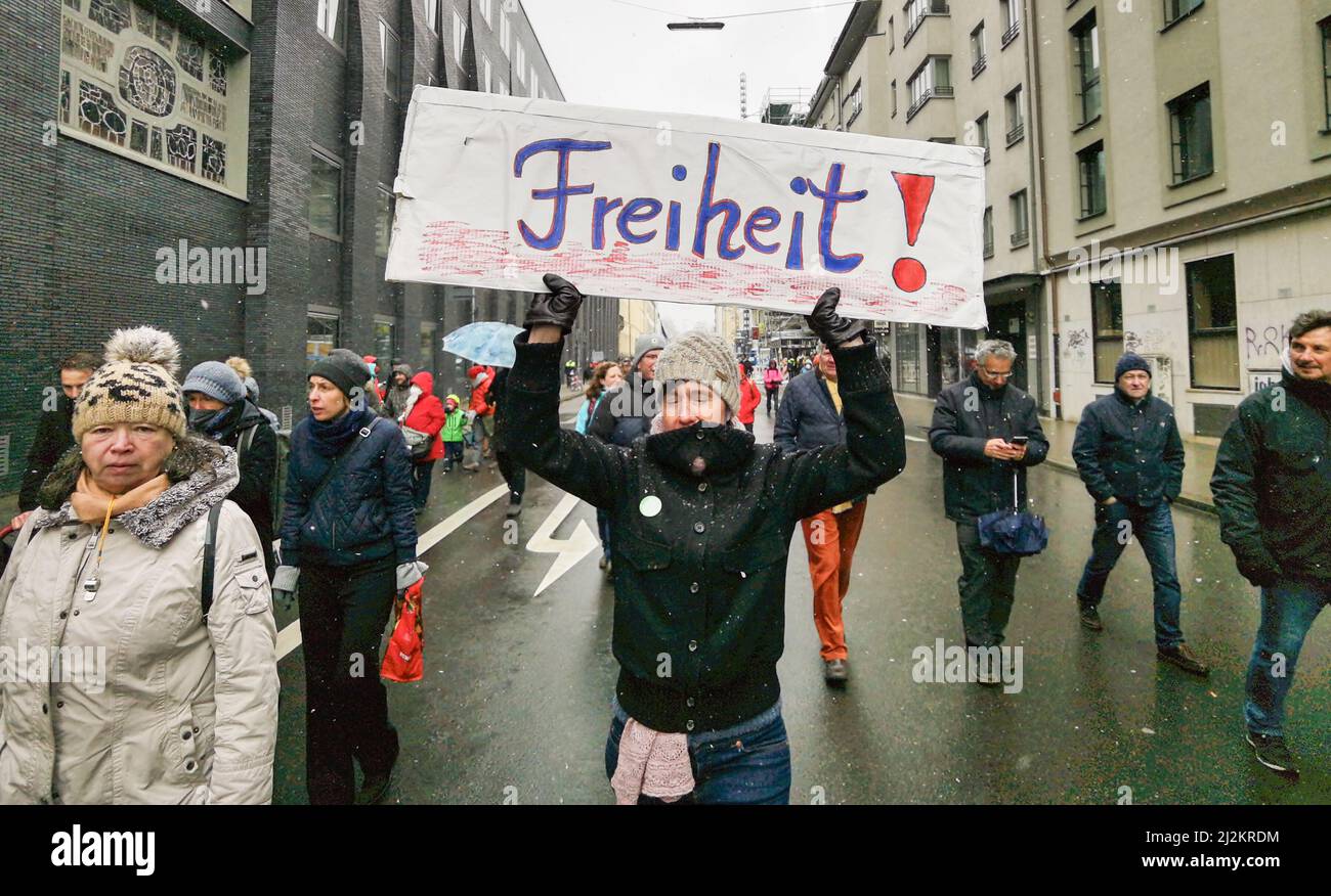 München, Bayern, Deutschland. 2. April 2022. Trotz der weitreichenden Lockerungen in den Anti-Corona-Vorschriften, einschließlich der Abschaffung der meisten Regeln und immer noch keiner Impfpflicht, organisierten die Corona-Rebellen in München einen großen Protest vor allem gegen Impfstoffe und Impfstoffmandate, die es nicht gibt. Die Grundlage für ihre Argumentation basierte größtenteils auf Verschwörungen, einschließlich medizinischer und genetischer Experimente an Menschen, der Neuen Weltordnung und Entvölkerung. Die Demos signalisieren, dass die Gruppe trotz der Lockerung der Maßnahmen bereit ist, sich mit einem beliebigen Keilthema gegen ihr Hauptthema zu drehen Stockfoto