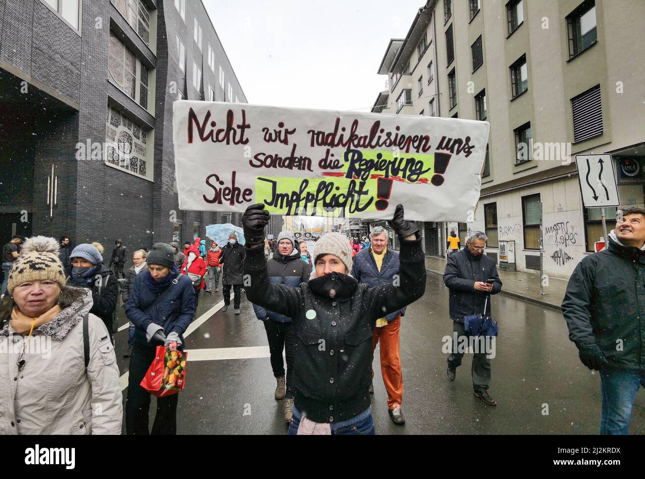 München, Bayern, Deutschland. 2. April 2022. Trotz der weitreichenden Lockerungen in den Anti-Corona-Vorschriften, einschließlich der Abschaffung der meisten Regeln und immer noch keiner Impfpflicht, organisierten die Corona-Rebellen in München einen großen Protest vor allem gegen Impfstoffe und Impfstoffmandate, die es nicht gibt. Die Grundlage für ihre Argumentation basierte größtenteils auf Verschwörungen, einschließlich medizinischer und genetischer Experimente an Menschen, der Neuen Weltordnung und Entvölkerung. Die Demos signalisieren, dass die Gruppe trotz der Lockerung der Maßnahmen bereit ist, sich mit einem beliebigen Keilthema gegen ihr Hauptthema zu drehen Stockfoto