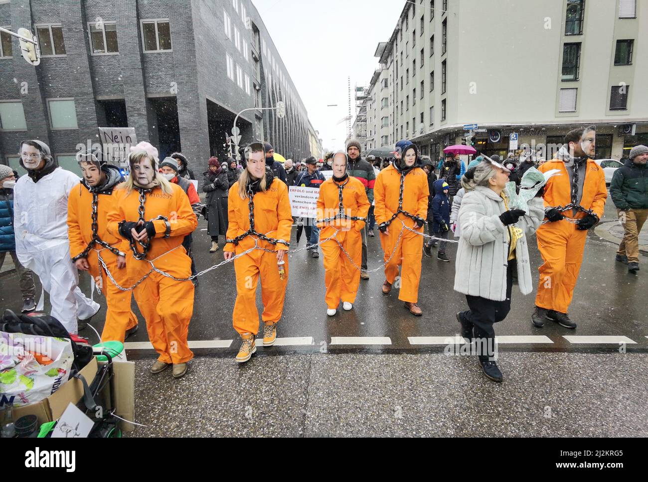 München, Bayern, Deutschland. 2. April 2022. Trotz der weitreichenden Lockerungen in den Anti-Corona-Vorschriften, einschließlich der Abschaffung der meisten Regeln und immer noch keiner Impfpflicht, organisierten die Corona-Rebellen in München einen großen Protest vor allem gegen Impfstoffe und Impfstoffmandate, die es nicht gibt. Die Grundlage für ihre Argumentation basierte größtenteils auf Verschwörungen, einschließlich medizinischer und genetischer Experimente an Menschen, der Neuen Weltordnung und Entvölkerung. Die Demos signalisieren, dass die Gruppe trotz der Lockerung der Maßnahmen bereit ist, sich mit einem beliebigen Keilthema gegen ihr Hauptthema zu drehen Stockfoto