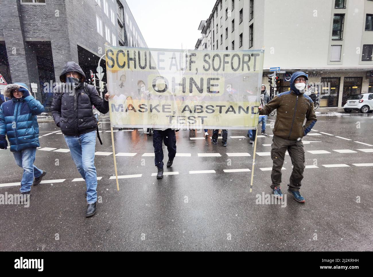 München, Bayern, Deutschland. 2. April 2022. Trotz der weitreichenden Lockerungen in den Anti-Corona-Vorschriften, einschließlich der Abschaffung der meisten Regeln und immer noch keiner Impfpflicht, organisierten die Corona-Rebellen in München einen großen Protest vor allem gegen Impfstoffe und Impfstoffmandate, die es nicht gibt. Die Grundlage für ihre Argumentation basierte größtenteils auf Verschwörungen, einschließlich medizinischer und genetischer Experimente an Menschen, der Neuen Weltordnung und Entvölkerung. Die Demos signalisieren, dass die Gruppe trotz der Lockerung der Maßnahmen bereit ist, sich mit einem beliebigen Keilthema gegen ihr Hauptthema zu drehen Stockfoto