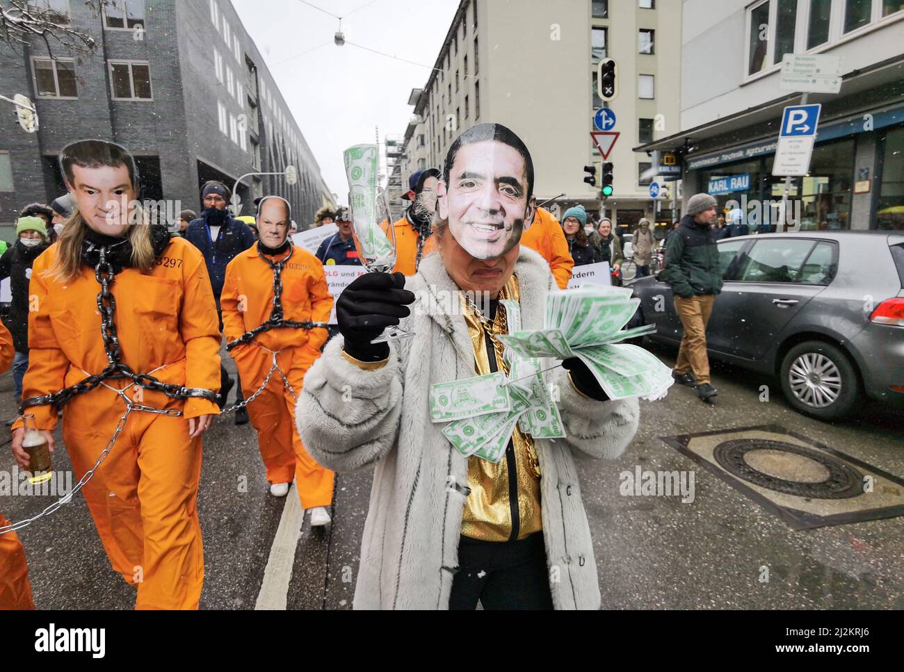 München, Bayern, Deutschland. 2. April 2022. Trotz der weitreichenden Lockerungen in den Anti-Corona-Vorschriften, einschließlich der Abschaffung der meisten Regeln und immer noch keiner Impfpflicht, organisierten die Corona-Rebellen in München einen großen Protest vor allem gegen Impfstoffe und Impfstoffmandate, die es nicht gibt. Die Grundlage für ihre Argumentation basierte größtenteils auf Verschwörungen, einschließlich medizinischer und genetischer Experimente an Menschen, der Neuen Weltordnung und Entvölkerung. Die Demos signalisieren, dass die Gruppe trotz der Lockerung der Maßnahmen bereit ist, sich mit einem beliebigen Keilthema gegen ihr Hauptthema zu drehen Stockfoto