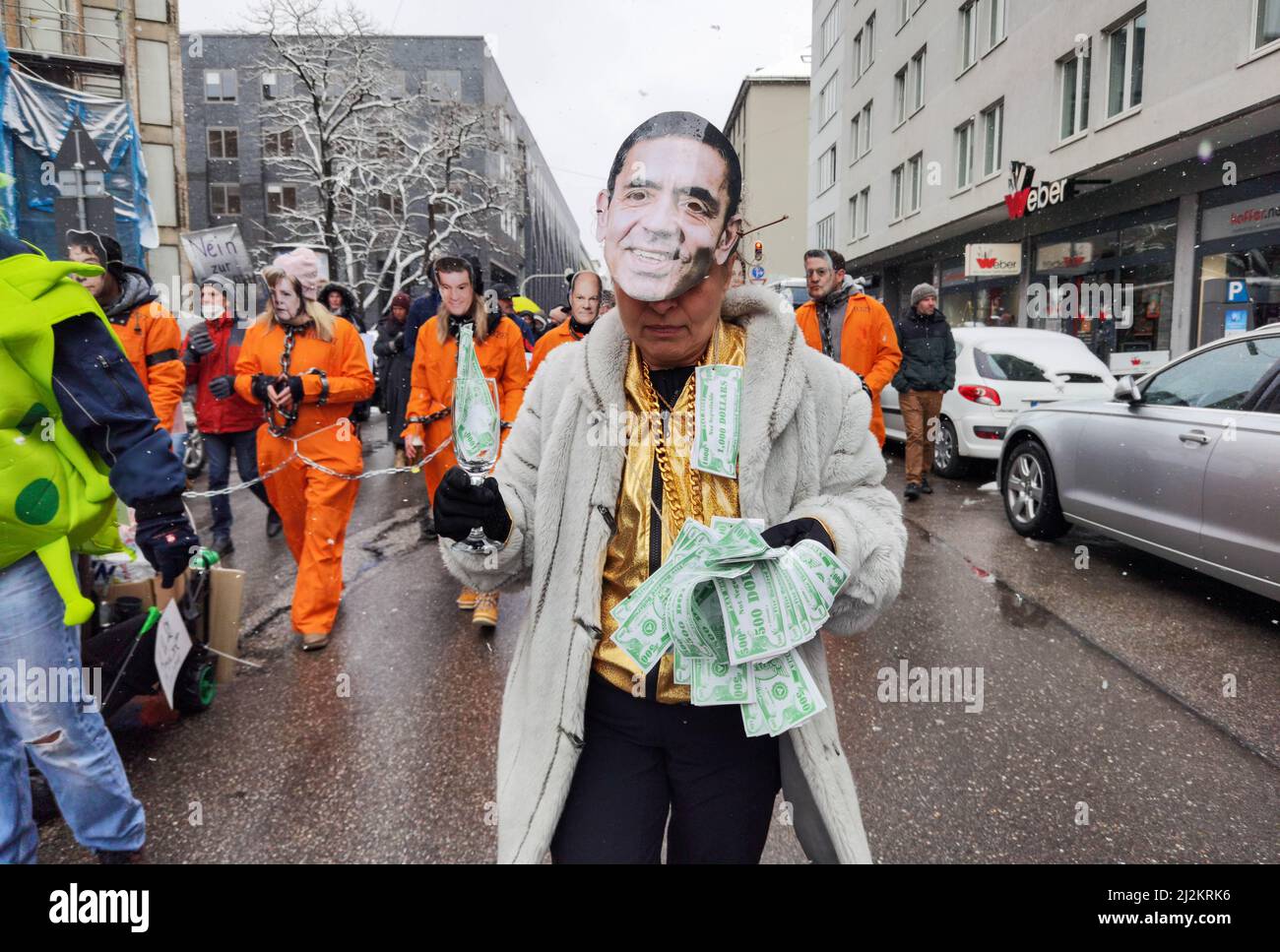 München, Bayern, Deutschland. 2. April 2022. Trotz der weitreichenden Lockerungen in den Anti-Corona-Vorschriften, einschließlich der Abschaffung der meisten Regeln und immer noch keiner Impfpflicht, organisierten die Corona-Rebellen in München einen großen Protest vor allem gegen Impfstoffe und Impfstoffmandate, die es nicht gibt. Die Grundlage für ihre Argumentation basierte größtenteils auf Verschwörungen, einschließlich medizinischer und genetischer Experimente an Menschen, der Neuen Weltordnung und Entvölkerung. Die Demos signalisieren, dass die Gruppe trotz der Lockerung der Maßnahmen bereit ist, sich mit einem beliebigen Keilthema gegen ihr Hauptthema zu drehen Stockfoto