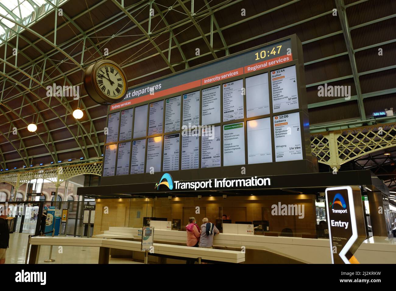 Grand Concourse Abfahrtstafel und Informationsstand am Central Railway Station Sydney Stockfoto