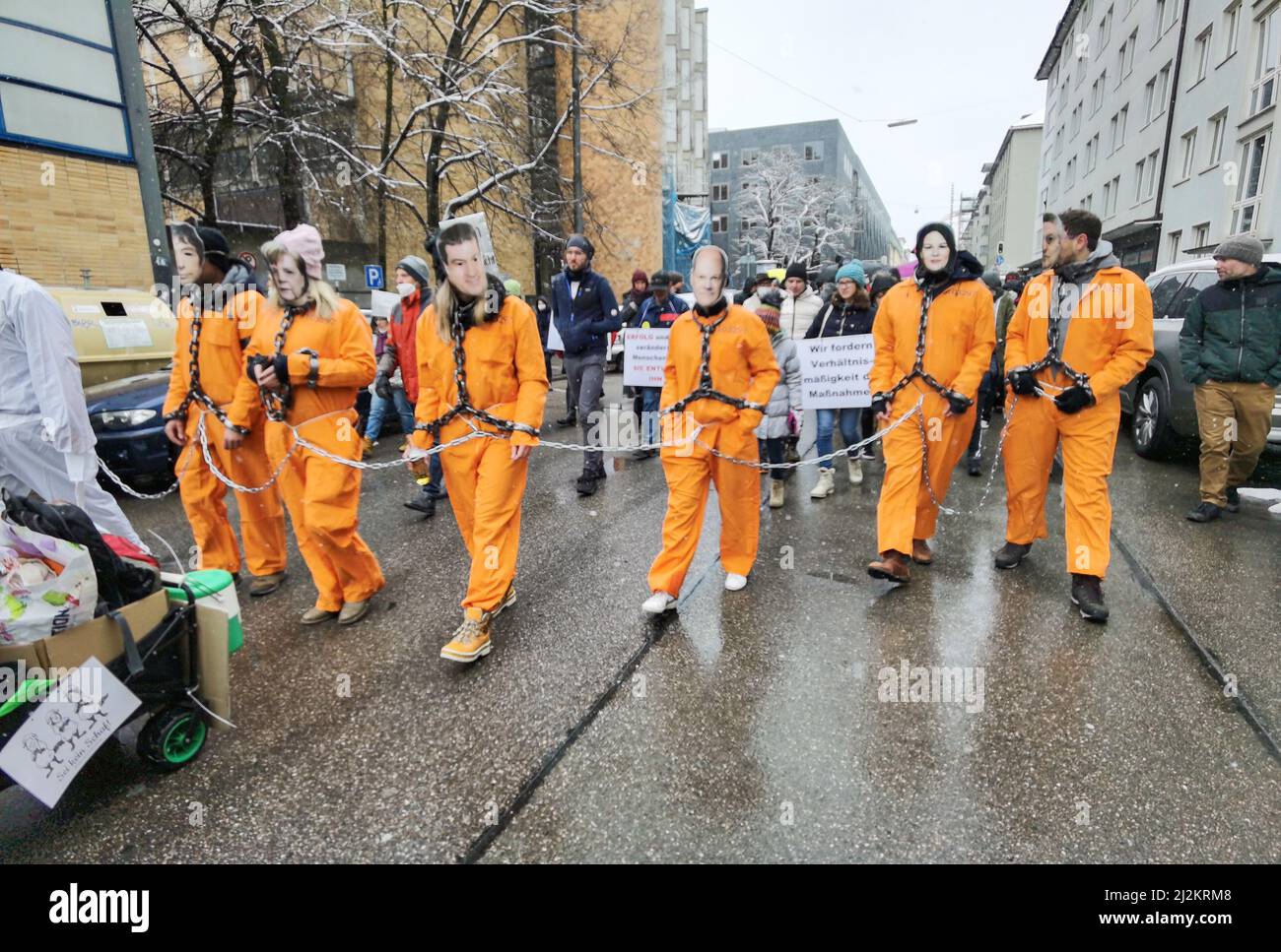 München, Bayern, Deutschland. 2. April 2022. Trotz der weitreichenden Lockerungen in den Anti-Corona-Vorschriften, einschließlich der Abschaffung der meisten Regeln und immer noch keiner Impfpflicht, organisierten die Corona-Rebellen in München einen großen Protest vor allem gegen Impfstoffe und Impfstoffmandate, die es nicht gibt. Die Grundlage für ihre Argumentation basierte größtenteils auf Verschwörungen, einschließlich medizinischer und genetischer Experimente an Menschen, der Neuen Weltordnung und Entvölkerung. Die Demos signalisieren, dass die Gruppe trotz der Lockerung der Maßnahmen bereit ist, sich mit einem beliebigen Keilthema gegen ihr Hauptthema zu drehen Stockfoto