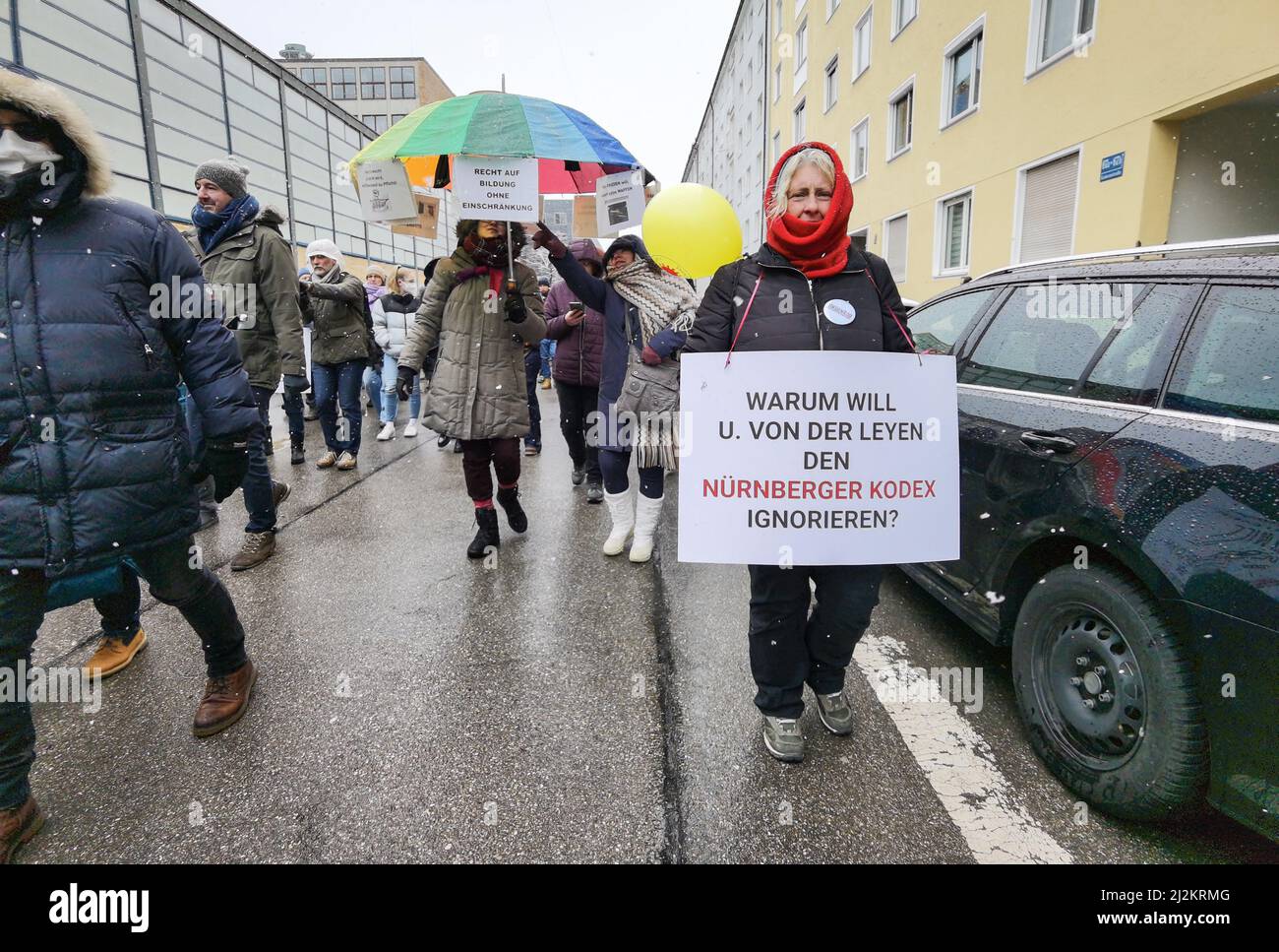 München, Bayern, Deutschland. 2. April 2022. Trotz der weitreichenden Lockerungen in den Anti-Corona-Vorschriften, einschließlich der Abschaffung der meisten Regeln und immer noch keiner Impfpflicht, organisierten die Corona-Rebellen in München einen großen Protest vor allem gegen Impfstoffe und Impfstoffmandate, die es nicht gibt. Die Grundlage für ihre Argumentation basierte größtenteils auf Verschwörungen, einschließlich medizinischer und genetischer Experimente an Menschen, der Neuen Weltordnung und Entvölkerung. Die Demos signalisieren, dass die Gruppe trotz der Lockerung der Maßnahmen bereit ist, sich mit einem beliebigen Keilthema gegen ihr Hauptthema zu drehen Stockfoto