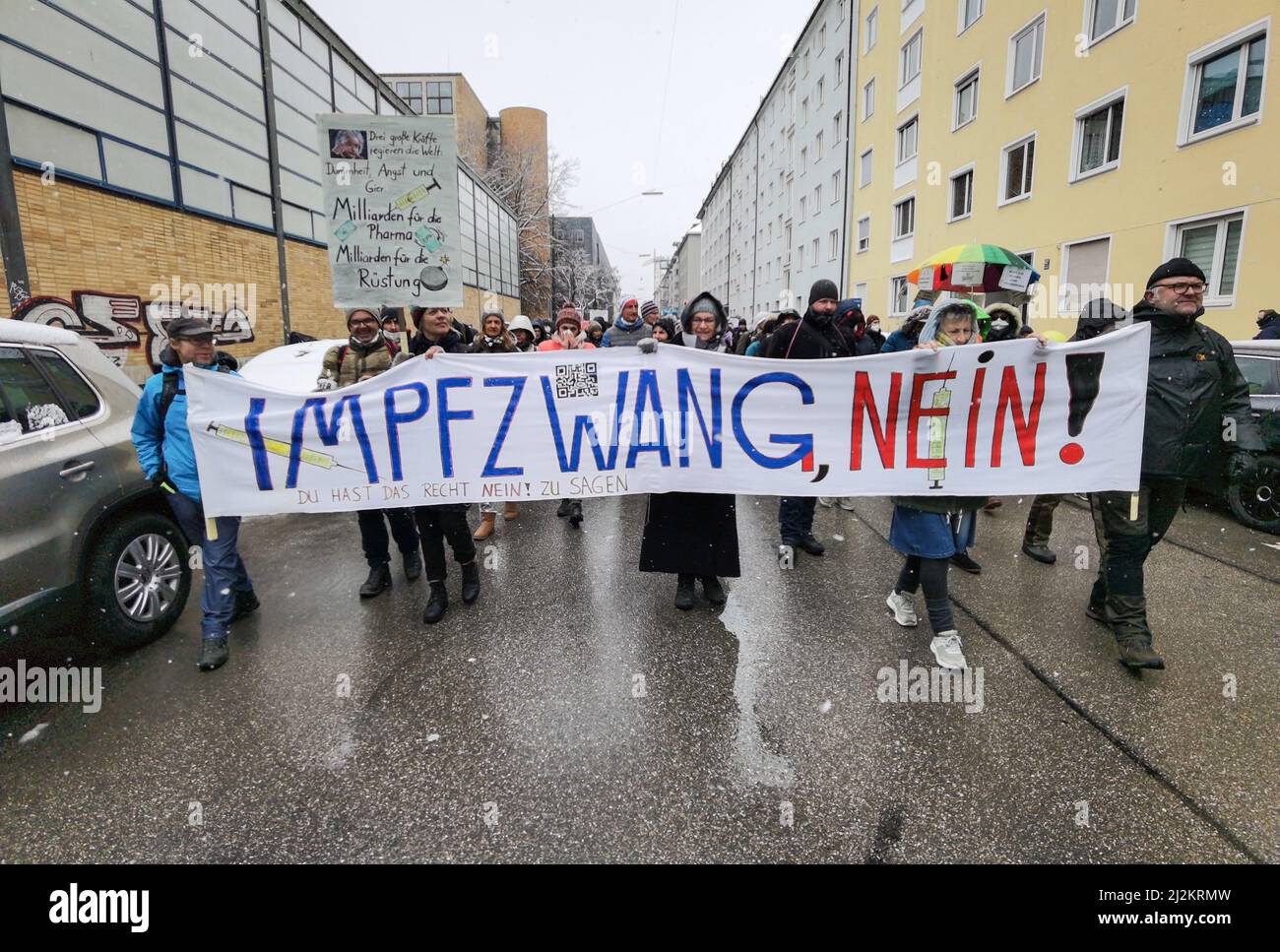 München, Bayern, Deutschland. 2. April 2022. Trotz der weitreichenden Lockerungen in den Anti-Corona-Vorschriften, einschließlich der Abschaffung der meisten Regeln und immer noch keiner Impfpflicht, organisierten die Corona-Rebellen in München einen großen Protest vor allem gegen Impfstoffe und Impfstoffmandate, die es nicht gibt. Die Grundlage für ihre Argumentation basierte größtenteils auf Verschwörungen, einschließlich medizinischer und genetischer Experimente an Menschen, der Neuen Weltordnung und Entvölkerung. Die Demos signalisieren, dass die Gruppe trotz der Lockerung der Maßnahmen bereit ist, sich mit einem beliebigen Keilthema gegen ihr Hauptthema zu drehen Stockfoto