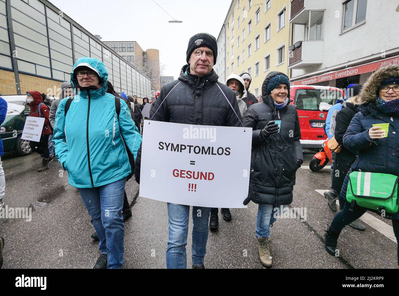 München, Bayern, Deutschland. 2. April 2022. Trotz der weitreichenden Lockerungen in den Anti-Corona-Vorschriften, einschließlich der Abschaffung der meisten Regeln und immer noch keiner Impfpflicht, organisierten die Corona-Rebellen in München einen großen Protest vor allem gegen Impfstoffe und Impfstoffmandate, die es nicht gibt. Die Grundlage für ihre Argumentation basierte größtenteils auf Verschwörungen, einschließlich medizinischer und genetischer Experimente an Menschen, der Neuen Weltordnung und Entvölkerung. Die Demos signalisieren, dass die Gruppe trotz der Lockerung der Maßnahmen bereit ist, sich mit einem beliebigen Keilthema gegen ihr Hauptthema zu drehen Stockfoto
