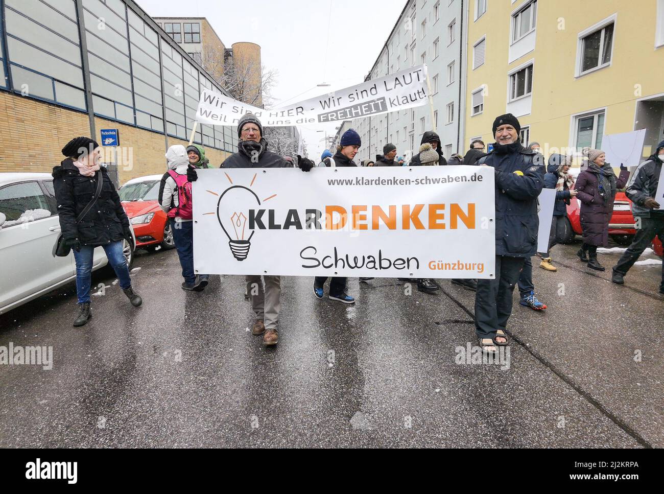 München, Bayern, Deutschland. 2. April 2022. Trotz der weitreichenden Lockerungen in den Anti-Corona-Vorschriften, einschließlich der Abschaffung der meisten Regeln und immer noch keiner Impfpflicht, organisierten die Corona-Rebellen in München einen großen Protest vor allem gegen Impfstoffe und Impfstoffmandate, die es nicht gibt. Die Grundlage für ihre Argumentation basierte größtenteils auf Verschwörungen, einschließlich medizinischer und genetischer Experimente an Menschen, der Neuen Weltordnung und Entvölkerung. Die Demos signalisieren, dass die Gruppe trotz der Lockerung der Maßnahmen bereit ist, sich mit einem beliebigen Keilthema gegen ihr Hauptthema zu drehen Stockfoto