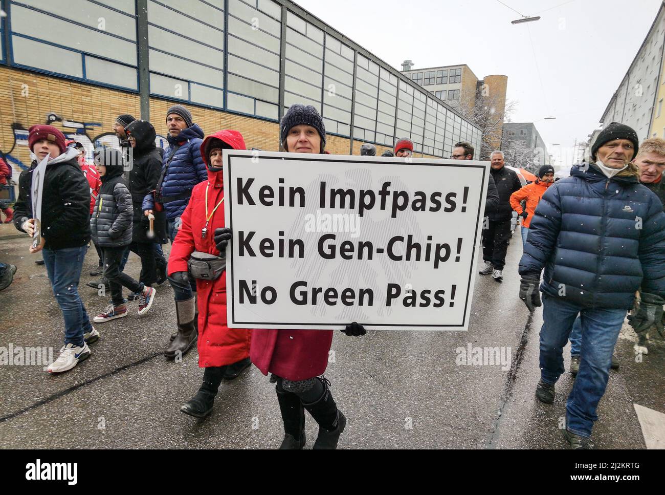 München, Bayern, Deutschland. 2. April 2022. Trotz der weitreichenden Lockerungen in den Anti-Corona-Vorschriften, einschließlich der Abschaffung der meisten Regeln und immer noch keiner Impfpflicht, organisierten die Corona-Rebellen in München einen großen Protest vor allem gegen Impfstoffe und Impfstoffmandate, die es nicht gibt. Die Grundlage für ihre Argumentation basierte größtenteils auf Verschwörungen, einschließlich medizinischer und genetischer Experimente an Menschen, der Neuen Weltordnung und Entvölkerung. Die Demos signalisieren, dass die Gruppe trotz der Lockerung der Maßnahmen bereit ist, sich mit einem beliebigen Keilthema gegen ihr Hauptthema zu drehen Stockfoto