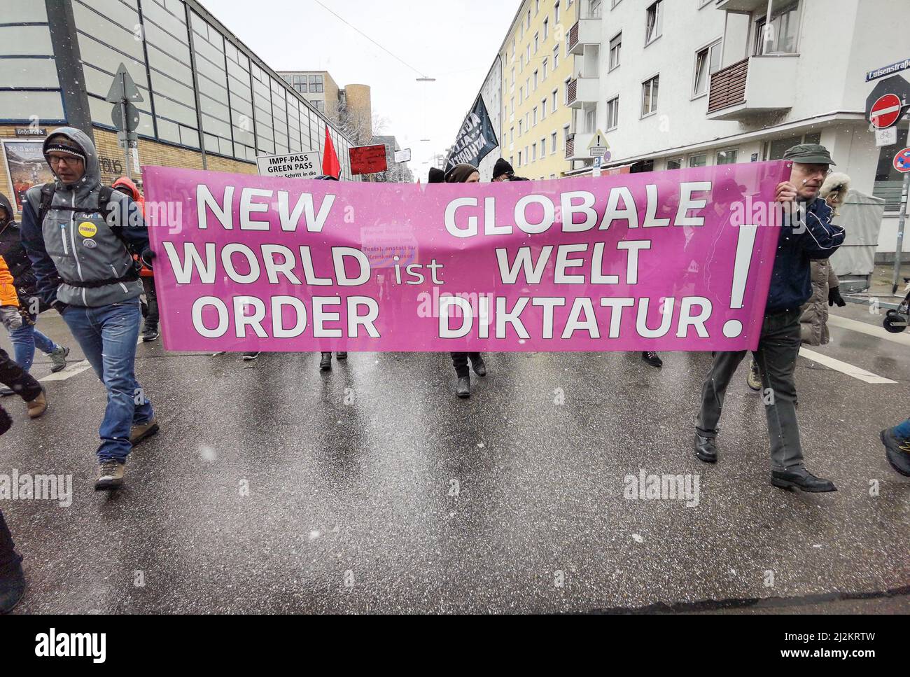 München, Bayern, Deutschland. 2. April 2022. Trotz der weitreichenden Lockerungen in den Anti-Corona-Vorschriften, einschließlich der Abschaffung der meisten Regeln und immer noch keiner Impfpflicht, organisierten die Corona-Rebellen in München einen großen Protest vor allem gegen Impfstoffe und Impfstoffmandate, die es nicht gibt. Die Grundlage für ihre Argumentation basierte größtenteils auf Verschwörungen, einschließlich medizinischer und genetischer Experimente an Menschen, der Neuen Weltordnung und Entvölkerung. Die Demos signalisieren, dass die Gruppe trotz der Lockerung der Maßnahmen bereit ist, sich mit einem beliebigen Keilthema gegen ihr Hauptthema zu drehen Stockfoto