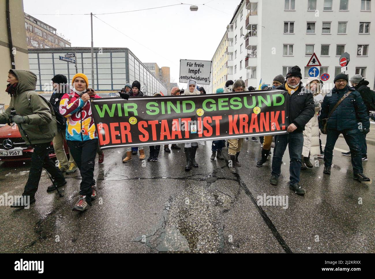 München, Bayern, Deutschland. 2. April 2022. Trotz der weitreichenden Lockerungen in den Anti-Corona-Vorschriften, einschließlich der Abschaffung der meisten Regeln und immer noch keiner Impfpflicht, organisierten die Corona-Rebellen in München einen großen Protest vor allem gegen Impfstoffe und Impfstoffmandate, die es nicht gibt. Die Grundlage für ihre Argumentation basierte größtenteils auf Verschwörungen, einschließlich medizinischer und genetischer Experimente an Menschen, der Neuen Weltordnung und Entvölkerung. Die Demos signalisieren, dass die Gruppe trotz der Lockerung der Maßnahmen bereit ist, sich mit einem beliebigen Keilthema gegen ihr Hauptthema zu drehen Stockfoto