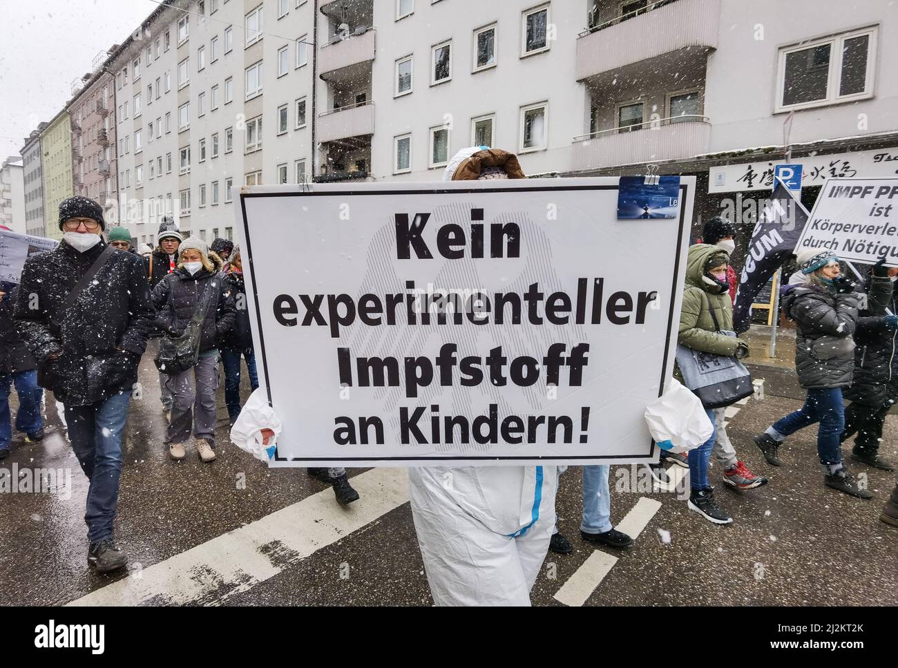 München, Bayern, Deutschland. 2. April 2022. Trotz der weitreichenden Lockerungen in den Anti-Corona-Vorschriften, einschließlich der Abschaffung der meisten Regeln und immer noch keiner Impfpflicht, organisierten die Corona-Rebellen in München einen großen Protest vor allem gegen Impfstoffe und Impfstoffmandate, die es nicht gibt. Die Grundlage für ihre Argumentation basierte größtenteils auf Verschwörungen, einschließlich medizinischer und genetischer Experimente an Menschen, der Neuen Weltordnung und Entvölkerung. Die Demos signalisieren, dass die Gruppe trotz der Lockerung der Maßnahmen bereit ist, sich mit einem beliebigen Keilthema gegen ihr Hauptthema zu drehen Stockfoto