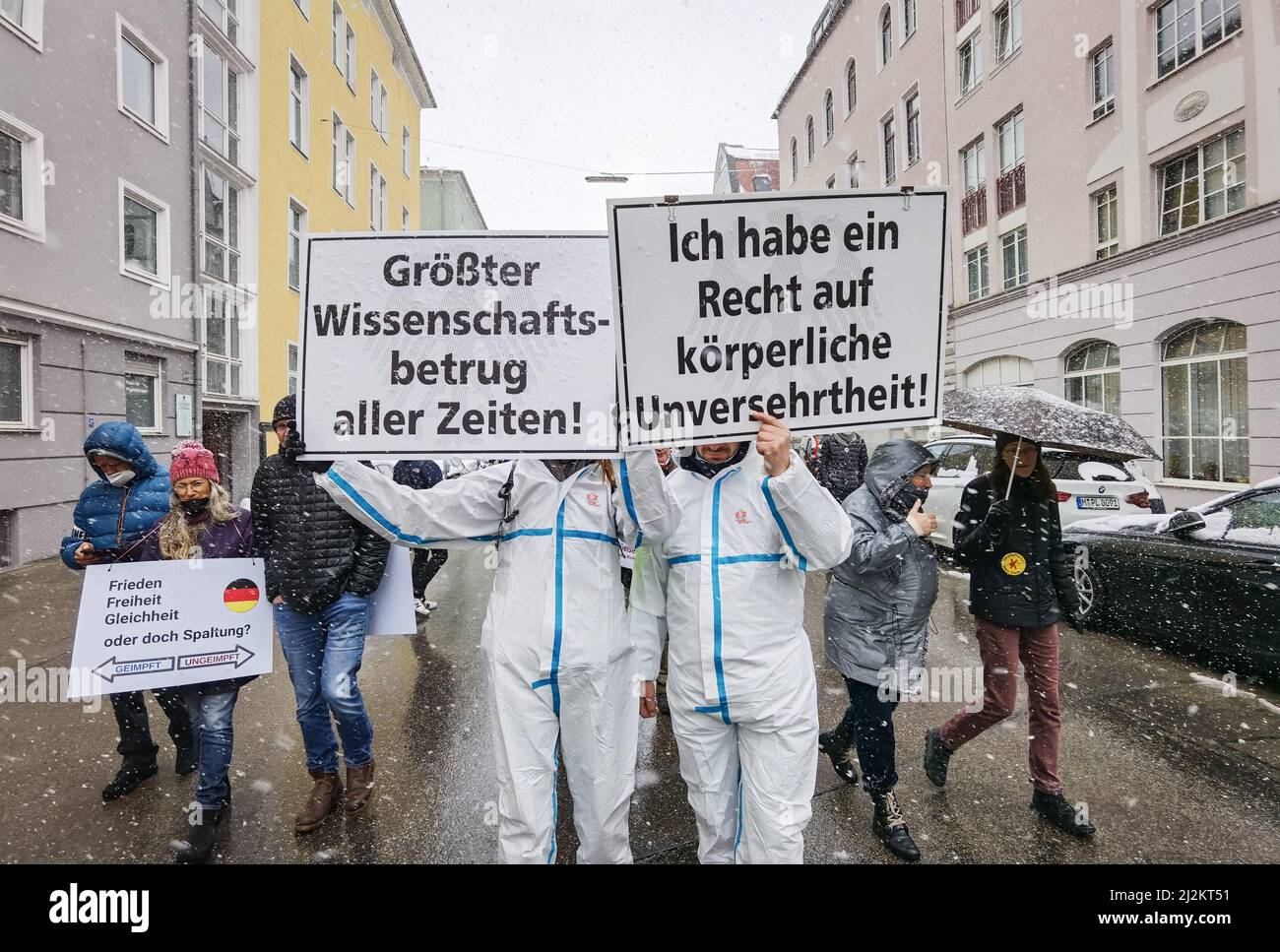 München, Bayern, Deutschland. 2. April 2022. Trotz der weitreichenden Lockerungen in den Anti-Corona-Vorschriften, einschließlich der Abschaffung der meisten Regeln und immer noch keiner Impfpflicht, organisierten die Corona-Rebellen in München einen großen Protest vor allem gegen Impfstoffe und Impfstoffmandate, die es nicht gibt. Die Grundlage für ihre Argumentation basierte größtenteils auf Verschwörungen, einschließlich medizinischer und genetischer Experimente an Menschen, der Neuen Weltordnung und Entvölkerung. Die Demos signalisieren, dass die Gruppe trotz der Lockerung der Maßnahmen bereit ist, sich mit einem beliebigen Keilthema gegen ihr Hauptthema zu drehen Stockfoto