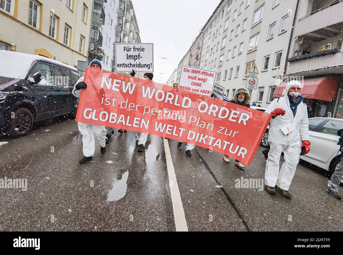 München, Bayern, Deutschland. 2. April 2022. Trotz der weitreichenden Lockerungen in den Anti-Corona-Vorschriften, einschließlich der Abschaffung der meisten Regeln und immer noch keiner Impfpflicht, organisierten die Corona-Rebellen in München einen großen Protest vor allem gegen Impfstoffe und Impfstoffmandate, die es nicht gibt. Die Grundlage für ihre Argumentation basierte größtenteils auf Verschwörungen, einschließlich medizinischer und genetischer Experimente an Menschen, der Neuen Weltordnung und Entvölkerung. Die Demos signalisieren, dass die Gruppe trotz der Lockerung der Maßnahmen bereit ist, sich mit einem beliebigen Keilthema gegen ihr Hauptthema zu drehen Stockfoto