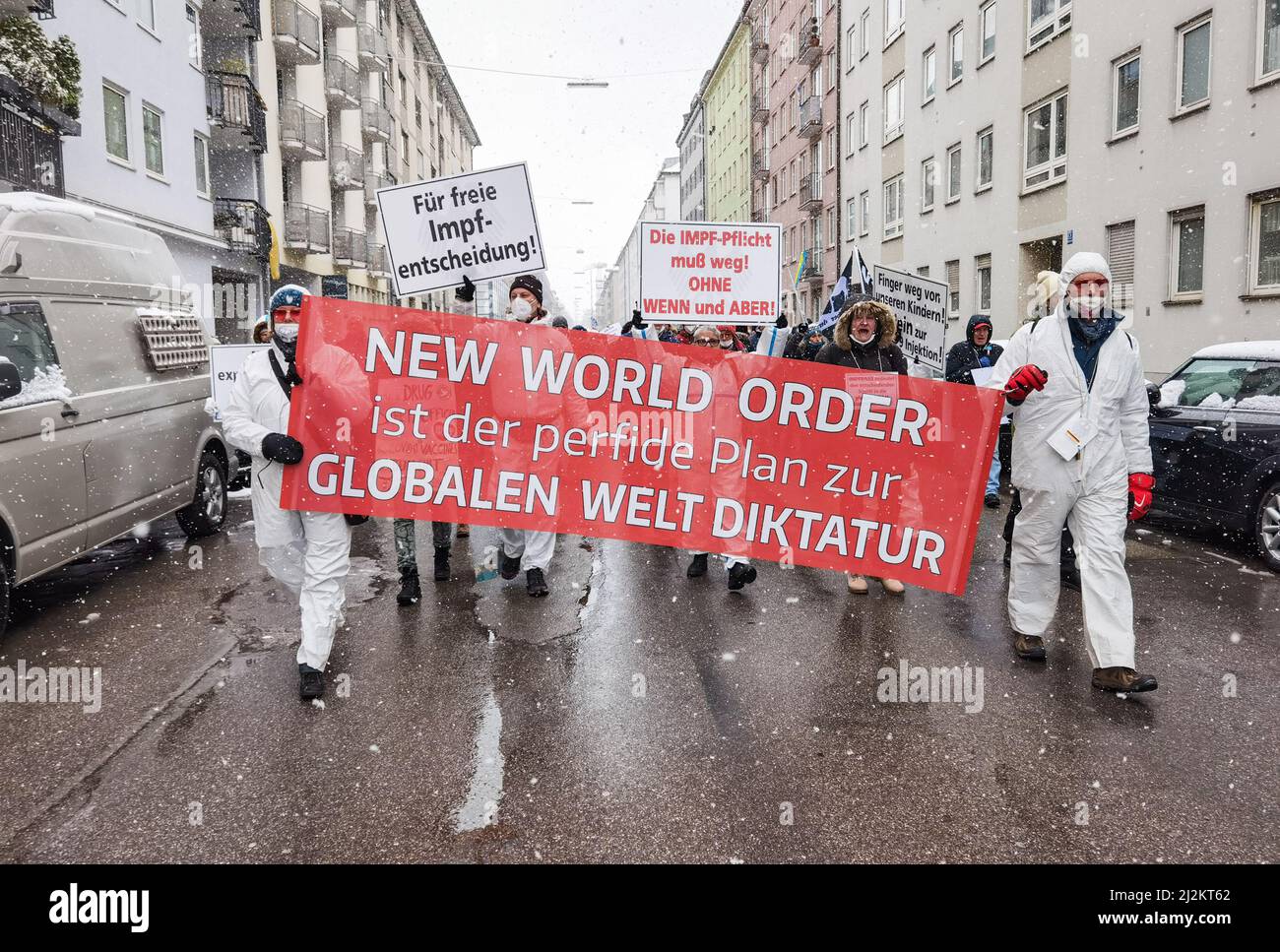 München, Bayern, Deutschland. 2. April 2022. Trotz der weitreichenden Lockerungen in den Anti-Corona-Vorschriften, einschließlich der Abschaffung der meisten Regeln und immer noch keiner Impfpflicht, organisierten die Corona-Rebellen in München einen großen Protest vor allem gegen Impfstoffe und Impfstoffmandate, die es nicht gibt. Die Grundlage für ihre Argumentation basierte größtenteils auf Verschwörungen, einschließlich medizinischer und genetischer Experimente an Menschen, der Neuen Weltordnung und Entvölkerung. Die Demos signalisieren, dass die Gruppe trotz der Lockerung der Maßnahmen bereit ist, sich mit einem beliebigen Keilthema gegen ihr Hauptthema zu drehen Stockfoto