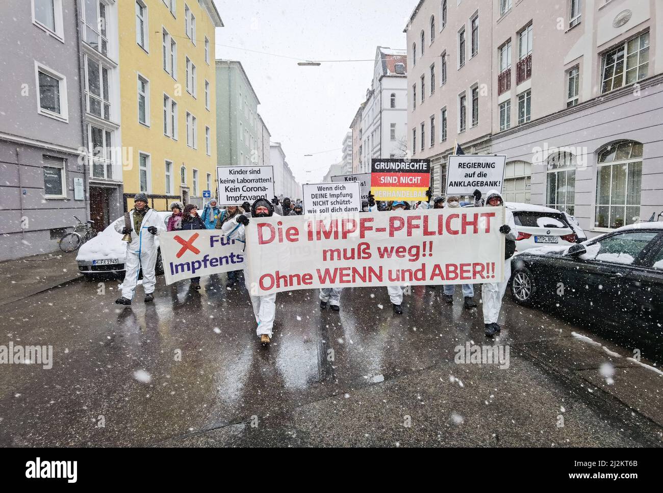 München, Bayern, Deutschland. 2. April 2022. Trotz der weitreichenden Lockerungen in den Anti-Corona-Vorschriften, einschließlich der Abschaffung der meisten Regeln und immer noch keiner Impfpflicht, organisierten die Corona-Rebellen in München einen großen Protest vor allem gegen Impfstoffe und Impfstoffmandate, die es nicht gibt. Die Grundlage für ihre Argumentation basierte größtenteils auf Verschwörungen, einschließlich medizinischer und genetischer Experimente an Menschen, der Neuen Weltordnung und Entvölkerung. Die Demos signalisieren, dass die Gruppe trotz der Lockerung der Maßnahmen bereit ist, sich mit einem beliebigen Keilthema gegen ihr Hauptthema zu drehen Stockfoto