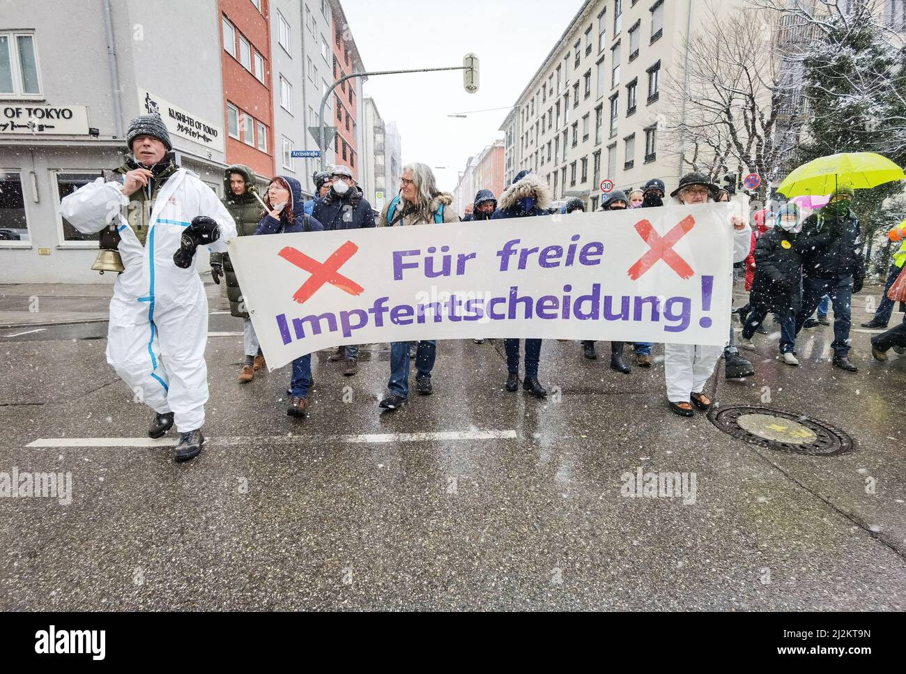 München, Bayern, Deutschland. 2. April 2022. Trotz der weitreichenden Lockerungen in den Anti-Corona-Vorschriften, einschließlich der Abschaffung der meisten Regeln und immer noch keiner Impfpflicht, organisierten die Corona-Rebellen in München einen großen Protest vor allem gegen Impfstoffe und Impfstoffmandate, die es nicht gibt. Die Grundlage für ihre Argumentation basierte größtenteils auf Verschwörungen, einschließlich medizinischer und genetischer Experimente an Menschen, der Neuen Weltordnung und Entvölkerung. Die Demos signalisieren, dass die Gruppe trotz der Lockerung der Maßnahmen bereit ist, sich mit einem beliebigen Keilthema gegen ihr Hauptthema zu drehen Stockfoto