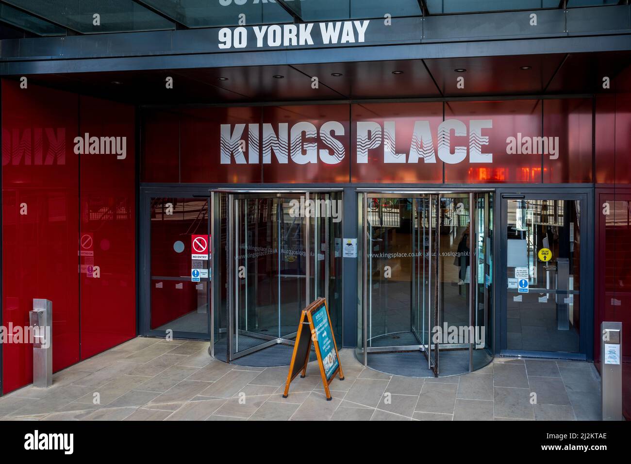 Kings Place London Entrance - Kings Place enthält Konzerträume, Kunstgalerien und Geschäftsbüros. Architekt Dixon Jones 2008. Stockfoto