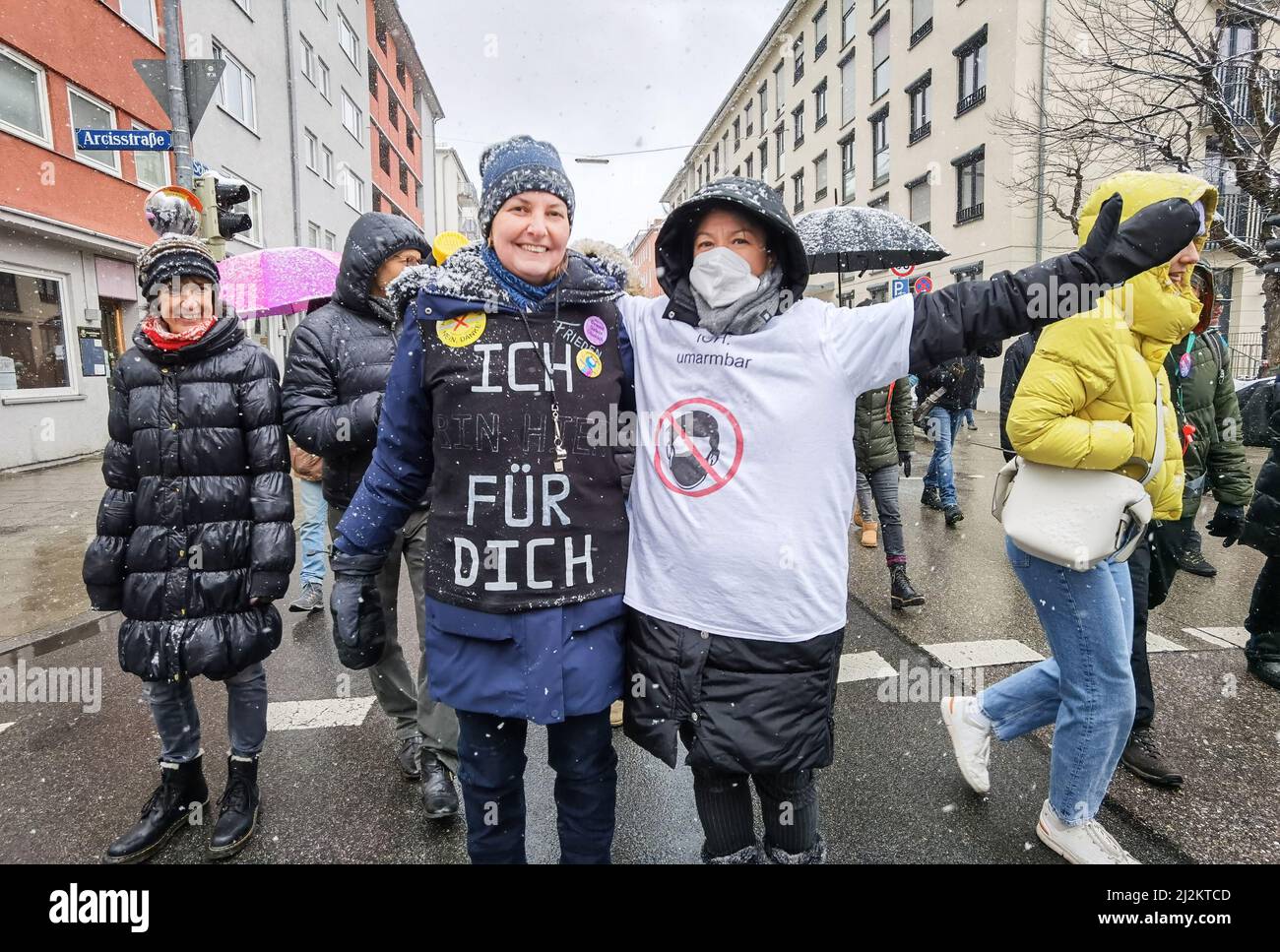 München, Bayern, Deutschland. 2. April 2022. Trotz der weitreichenden Lockerungen in den Anti-Corona-Vorschriften, einschließlich der Abschaffung der meisten Regeln und immer noch keiner Impfpflicht, organisierten die Corona-Rebellen in München einen großen Protest vor allem gegen Impfstoffe und Impfstoffmandate, die es nicht gibt. Die Grundlage für ihre Argumentation basierte größtenteils auf Verschwörungen, einschließlich medizinischer und genetischer Experimente an Menschen, der Neuen Weltordnung und Entvölkerung. Die Demos signalisieren, dass die Gruppe trotz der Lockerung der Maßnahmen bereit ist, sich mit einem beliebigen Keilthema gegen ihr Hauptthema zu drehen Stockfoto
