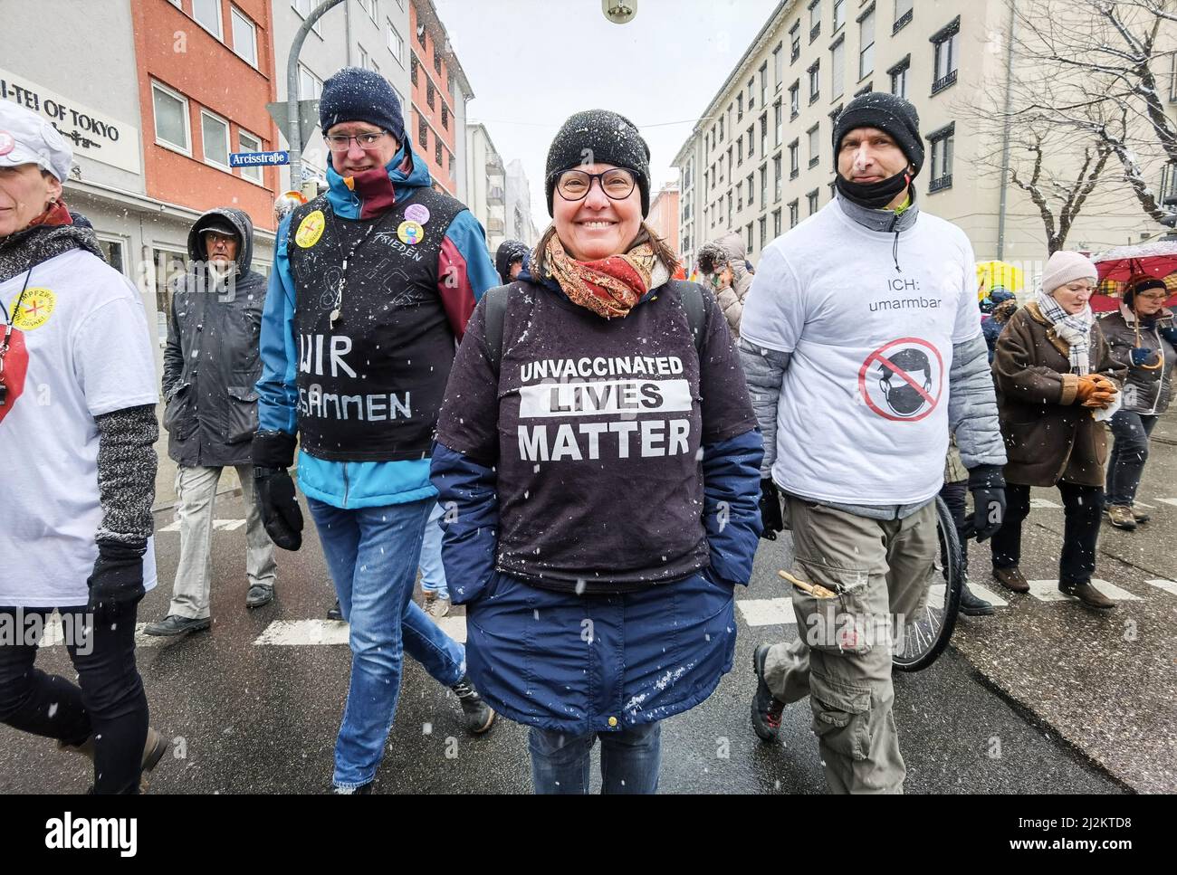 München, Bayern, Deutschland. 2. April 2022. Deutschland, ein reaktionärer Corona-Rebell in München, trägt ein reaktionäres Shirt mit dem Namen „Ungeimpfte Leben“. Trotz der weitreichenden Lockerungen in den Anti-Corona-Vorschriften, einschließlich der Abschaffung der meisten Regeln und immer noch keiner Impfpflicht, organisierten die Corona-Rebellen in München einen großen Protest vor allem gegen Impfstoffe und Impfstoffmandate, die es nicht gibt. Die Grundlage für ihre Argumentation basierte größtenteils auf Verschwörungen, einschließlich medizinischer und genetischer Experimente an Menschen, der Neuen Weltordnung und Entvölkerung. Die Demos signalisieren, dass de Stockfoto