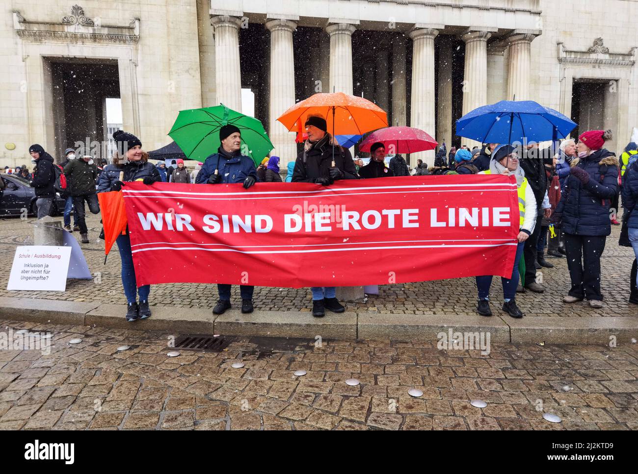 München, Bayern, Deutschland. 2. April 2022. Trotz der weitreichenden Lockerungen in den Anti-Corona-Vorschriften, einschließlich der Abschaffung der meisten Regeln und immer noch keiner Impfpflicht, organisierten die Corona-Rebellen in München einen großen Protest vor allem gegen Impfstoffe und Impfstoffmandate, die es nicht gibt. Die Grundlage für ihre Argumentation basierte größtenteils auf Verschwörungen, einschließlich medizinischer und genetischer Experimente an Menschen, der Neuen Weltordnung und Entvölkerung. Die Demos signalisieren, dass die Gruppe trotz der Lockerung der Maßnahmen bereit ist, sich mit einem beliebigen Keilthema gegen ihr Hauptthema zu drehen Stockfoto