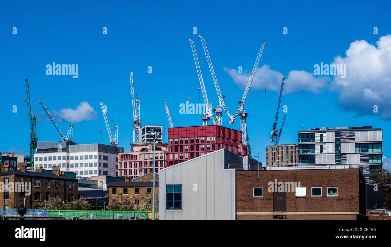 London Bauarbeiten - London Bauarbeiten - Bau von Kranen an der Skyline von Neubauten an der Kings Cross Sanierung Central London. Stockfoto