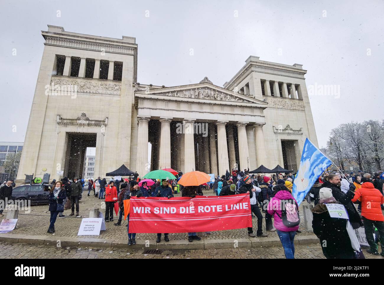 München, Bayern, Deutschland. 2. April 2022. Trotz der weitreichenden Lockerungen in den Anti-Corona-Vorschriften, einschließlich der Abschaffung der meisten Regeln und immer noch keiner Impfpflicht, organisierten die Corona-Rebellen in München einen großen Protest vor allem gegen Impfstoffe und Impfstoffmandate, die es nicht gibt. Die Grundlage für ihre Argumentation basierte größtenteils auf Verschwörungen, einschließlich medizinischer und genetischer Experimente an Menschen, der Neuen Weltordnung und Entvölkerung. Die Demos signalisieren, dass die Gruppe trotz der Lockerung der Maßnahmen bereit ist, sich mit einem beliebigen Keilthema gegen ihr Hauptthema zu drehen Stockfoto