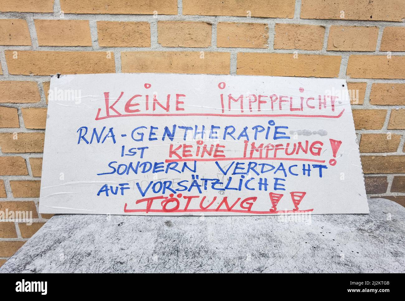 München, Bayern, Deutschland. 2. April 2022. Trotz der weitreichenden Lockerungen in den Anti-Corona-Vorschriften, einschließlich der Abschaffung der meisten Regeln und immer noch keiner Impfpflicht, organisierten die Corona-Rebellen in München einen großen Protest vor allem gegen Impfstoffe und Impfstoffmandate, die es nicht gibt. Die Grundlage für ihre Argumentation basierte größtenteils auf Verschwörungen, einschließlich medizinischer und genetischer Experimente an Menschen, der Neuen Weltordnung und Entvölkerung. Die Demos signalisieren, dass die Gruppe trotz der Lockerung der Maßnahmen bereit ist, sich mit einem beliebigen Keilthema gegen ihr Hauptthema zu drehen Stockfoto