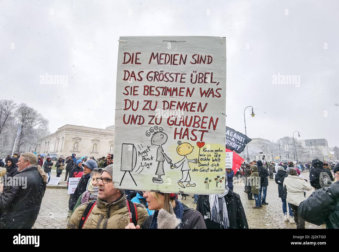 München, Bayern, Deutschland. 2. April 2022. Trotz der weitreichenden Lockerungen in den Anti-Corona-Vorschriften, einschließlich der Abschaffung der meisten Regeln und immer noch keiner Impfpflicht, organisierten die Corona-Rebellen in München einen großen Protest vor allem gegen Impfstoffe und Impfstoffmandate, die es nicht gibt. Die Grundlage für ihre Argumentation basierte größtenteils auf Verschwörungen, einschließlich medizinischer und genetischer Experimente an Menschen, der Neuen Weltordnung und Entvölkerung. Die Demos signalisieren, dass die Gruppe trotz der Lockerung der Maßnahmen bereit ist, sich mit einem beliebigen Keilthema gegen ihr Hauptthema zu drehen Stockfoto