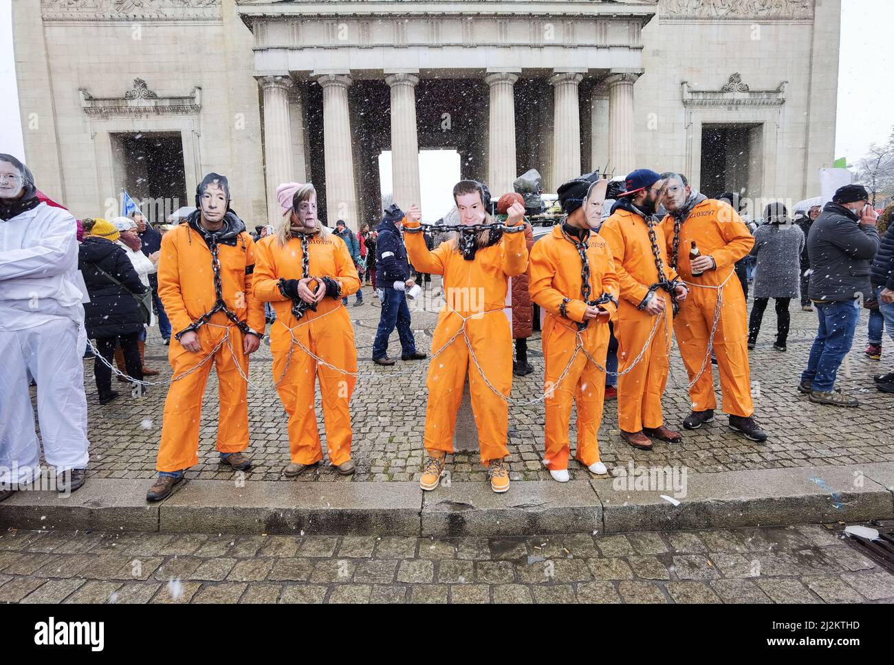 München, Bayern, Deutschland. 2. April 2022. Trotz der weitreichenden Lockerungen in den Anti-Corona-Vorschriften, einschließlich der Abschaffung der meisten Regeln und immer noch keiner Impfpflicht, organisierten die Corona-Rebellen in München einen großen Protest vor allem gegen Impfstoffe und Impfstoffmandate, die es nicht gibt. Die Grundlage für ihre Argumentation basierte größtenteils auf Verschwörungen, einschließlich medizinischer und genetischer Experimente an Menschen, der Neuen Weltordnung und Entvölkerung. Die Demos signalisieren, dass die Gruppe trotz der Lockerung der Maßnahmen bereit ist, sich mit einem beliebigen Keilthema gegen ihr Hauptthema zu drehen Stockfoto