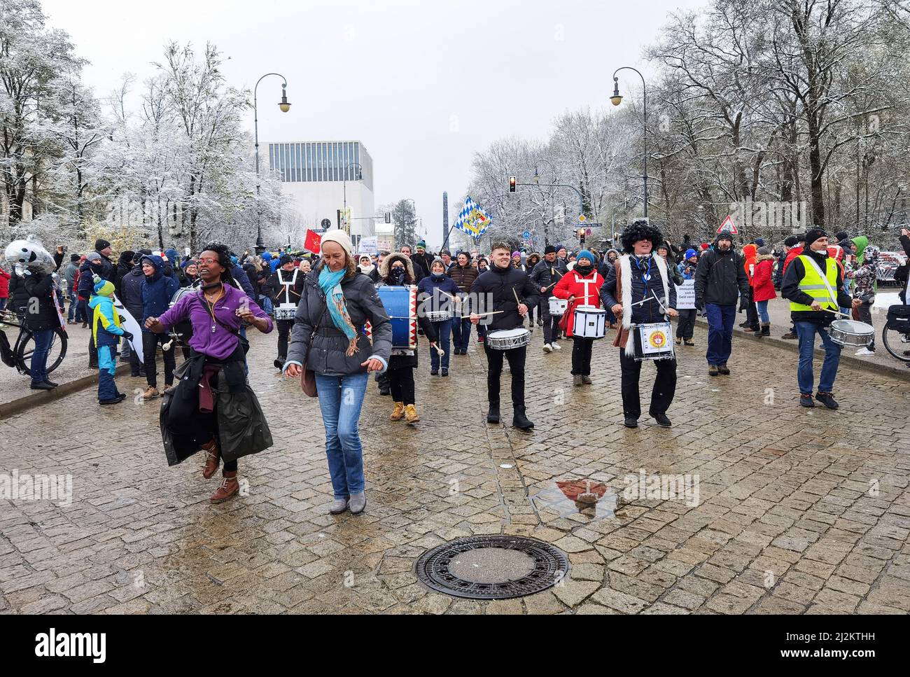 München, Bayern, Deutschland. 2. April 2022. Trotz der weitreichenden Lockerungen in den Anti-Corona-Vorschriften, einschließlich der Abschaffung der meisten Regeln und immer noch keiner Impfpflicht, organisierten die Corona-Rebellen in München einen großen Protest vor allem gegen Impfstoffe und Impfstoffmandate, die es nicht gibt. Die Grundlage für ihre Argumentation basierte größtenteils auf Verschwörungen, einschließlich medizinischer und genetischer Experimente an Menschen, der Neuen Weltordnung und Entvölkerung. Die Demos signalisieren, dass die Gruppe trotz der Lockerung der Maßnahmen bereit ist, sich mit einem beliebigen Keilthema gegen ihr Hauptthema zu drehen Stockfoto