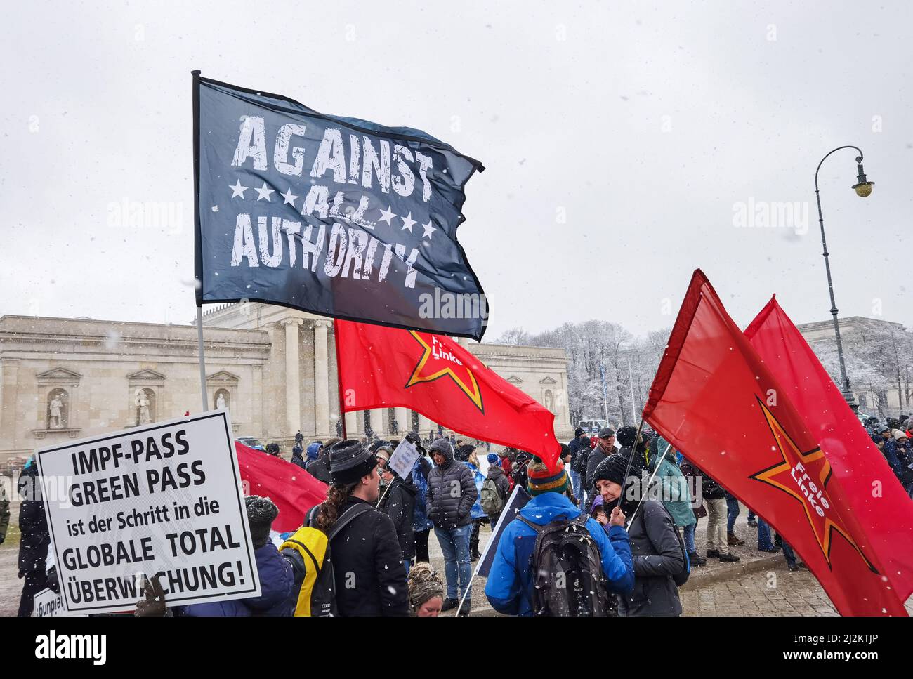 München, Bayern, Deutschland. 2. April 2022. Trotz der weitreichenden Lockerungen in den Anti-Corona-Vorschriften, einschließlich der Abschaffung der meisten Regeln und immer noch keiner Impfpflicht, organisierten die Corona-Rebellen in München einen großen Protest vor allem gegen Impfstoffe und Impfstoffmandate, die es nicht gibt. Die Grundlage für ihre Argumentation basierte größtenteils auf Verschwörungen, einschließlich medizinischer und genetischer Experimente an Menschen, der Neuen Weltordnung und Entvölkerung. Die Demos signalisieren, dass die Gruppe trotz der Lockerung der Maßnahmen bereit ist, sich mit einem beliebigen Keilthema gegen ihr Hauptthema zu drehen Stockfoto