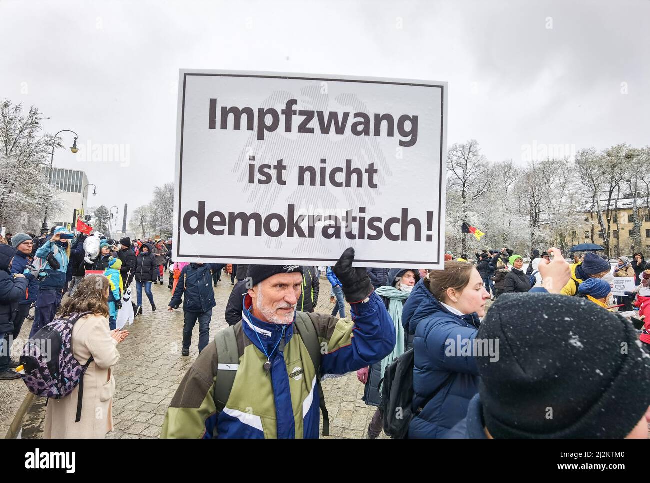 München, Bayern, Deutschland. 2. April 2022. Trotz der weitreichenden Lockerungen in den Anti-Corona-Vorschriften, einschließlich der Abschaffung der meisten Regeln und immer noch keiner Impfpflicht, organisierten die Corona-Rebellen in München einen großen Protest vor allem gegen Impfstoffe und Impfstoffmandate, die es nicht gibt. Die Grundlage für ihre Argumentation basierte größtenteils auf Verschwörungen, einschließlich medizinischer und genetischer Experimente an Menschen, der Neuen Weltordnung und Entvölkerung. Die Demos signalisieren, dass die Gruppe trotz der Lockerung der Maßnahmen bereit ist, sich mit einem beliebigen Keilthema gegen ihr Hauptthema zu drehen Stockfoto