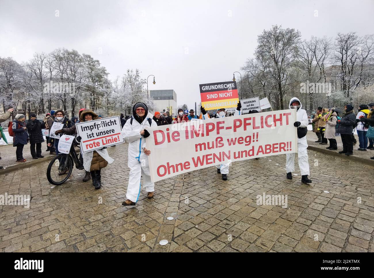 München, Bayern, Deutschland. 2. April 2022. Trotz der weitreichenden Lockerungen in den Anti-Corona-Vorschriften, einschließlich der Abschaffung der meisten Regeln und immer noch keiner Impfpflicht, organisierten die Corona-Rebellen in München einen großen Protest vor allem gegen Impfstoffe und Impfstoffmandate, die es nicht gibt. Die Grundlage für ihre Argumentation basierte größtenteils auf Verschwörungen, einschließlich medizinischer und genetischer Experimente an Menschen, der Neuen Weltordnung und Entvölkerung. Die Demos signalisieren, dass die Gruppe trotz der Lockerung der Maßnahmen bereit ist, sich mit einem beliebigen Keilthema gegen ihr Hauptthema zu drehen Stockfoto
