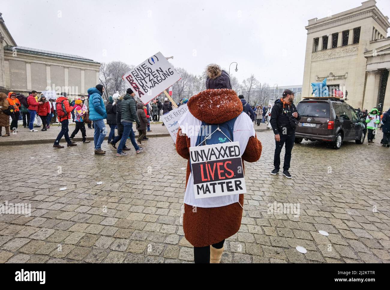 München, Bayern, Deutschland. 2. April 2022. Deutschland, ein reaktionärer Corona-Rebell in München, trägt ein reaktionäres Shirt mit dem Namen „Ungeimpfte Leben“. Trotz der weitreichenden Lockerungen in den Anti-Corona-Vorschriften, einschließlich der Abschaffung der meisten Regeln und immer noch keiner Impfpflicht, organisierten die Corona-Rebellen in München einen großen Protest vor allem gegen Impfstoffe und Impfstoffmandate, die es nicht gibt. Die Grundlage für ihre Argumentation basierte größtenteils auf Verschwörungen, einschließlich medizinischer und genetischer Experimente an Menschen, der Neuen Weltordnung und Entvölkerung. Die Demos signalisieren, dass de Stockfoto