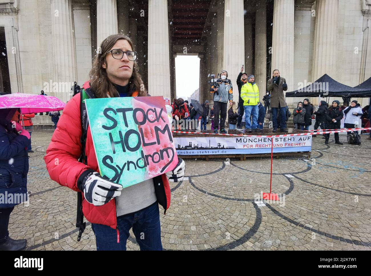 München, Bayern, Deutschland. 2. April 2022. Trotz der weitreichenden Lockerungen in den Anti-Corona-Vorschriften, einschließlich der Abschaffung der meisten Regeln und immer noch keiner Impfpflicht, organisierten die Corona-Rebellen in München einen großen Protest vor allem gegen Impfstoffe und Impfstoffmandate, die es nicht gibt. Die Grundlage für ihre Argumentation basierte größtenteils auf Verschwörungen, einschließlich medizinischer und genetischer Experimente an Menschen, der Neuen Weltordnung und Entvölkerung. Die Demos signalisieren, dass die Gruppe trotz der Lockerung der Maßnahmen bereit ist, sich mit einem beliebigen Keilthema gegen ihr Hauptthema zu drehen Stockfoto