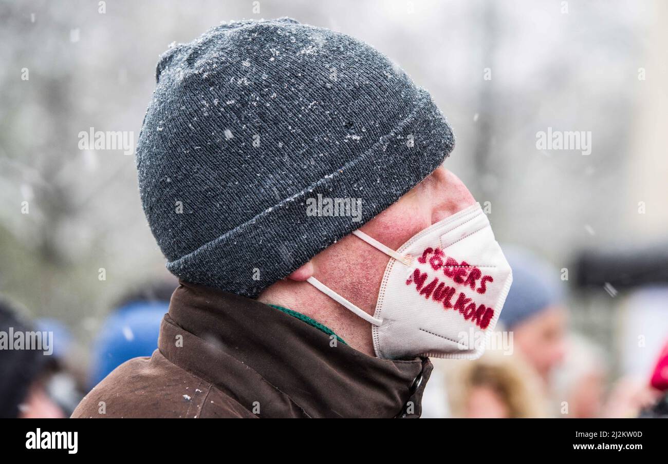 München, Bayern, Deutschland. 2. April 2022. Trotz der weitreichenden Lockerungen in den Anti-Corona-Vorschriften, einschließlich der Abschaffung der meisten Regeln und immer noch keiner Impfpflicht, organisierten die Corona-Rebellen in München einen großen Protest vor allem gegen Impfstoffe und Impfstoffmandate, die es nicht gibt. Die Grundlage für ihre Argumentation basierte größtenteils auf Verschwörungen, einschließlich medizinischer und genetischer Experimente an Menschen, der Neuen Weltordnung und Entvölkerung. Die Demos signalisieren, dass die Gruppe trotz der Lockerung der Maßnahmen bereit ist, sich mit einem beliebigen Keilthema gegen ihr Hauptthema zu drehen Stockfoto